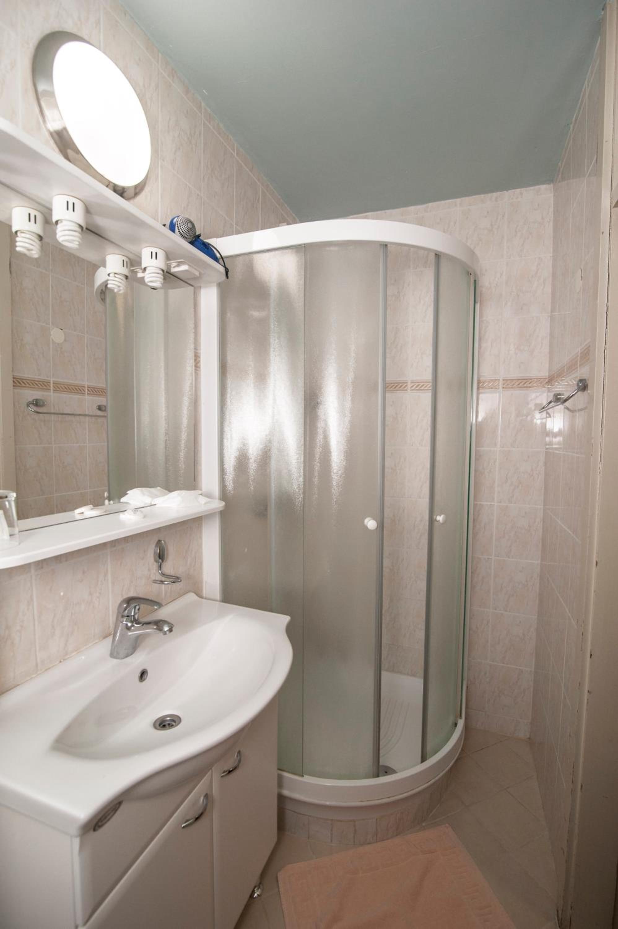 Double or Twin Room - Photo 9