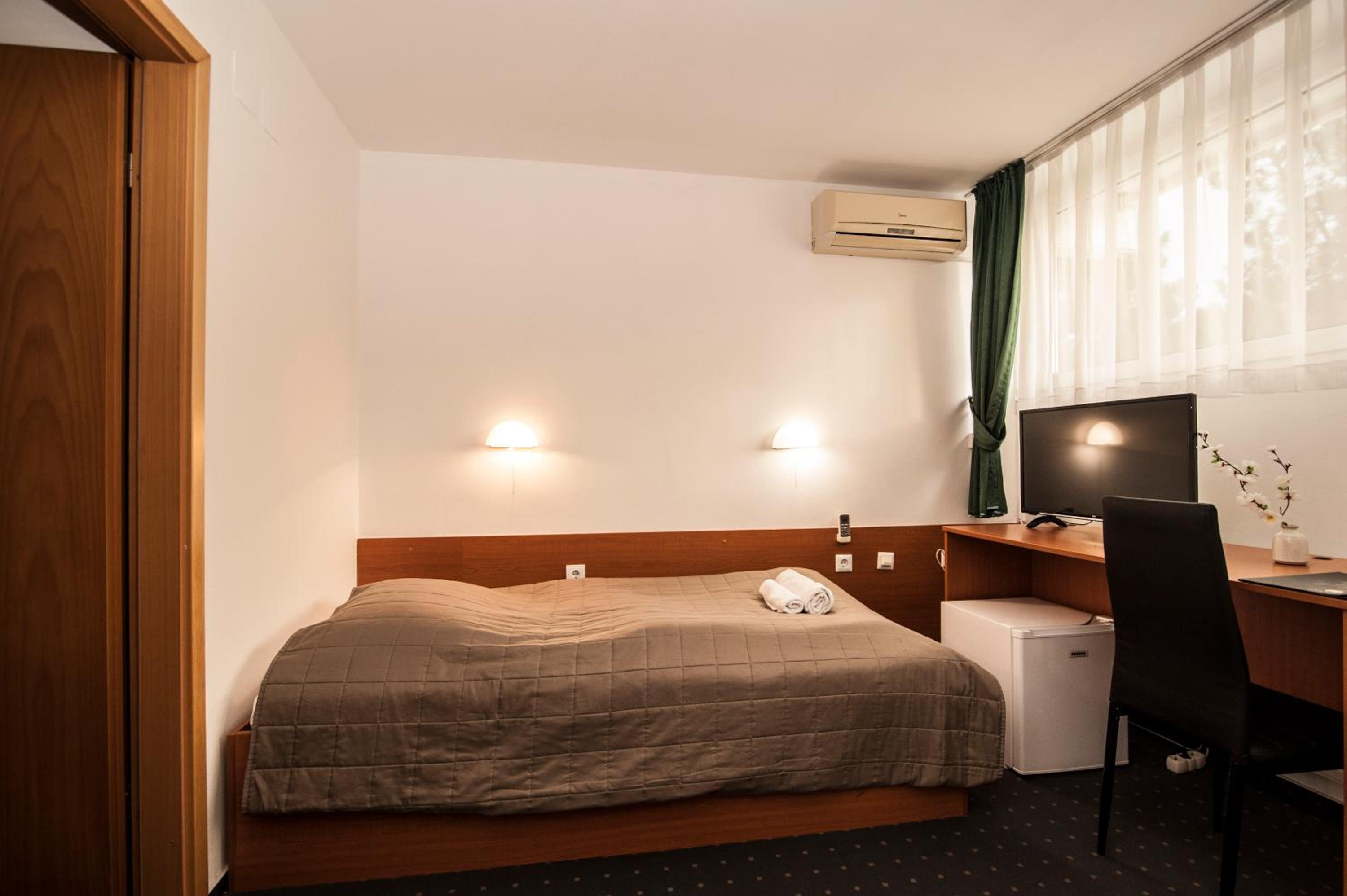 Double or Twin Room - Photo 19