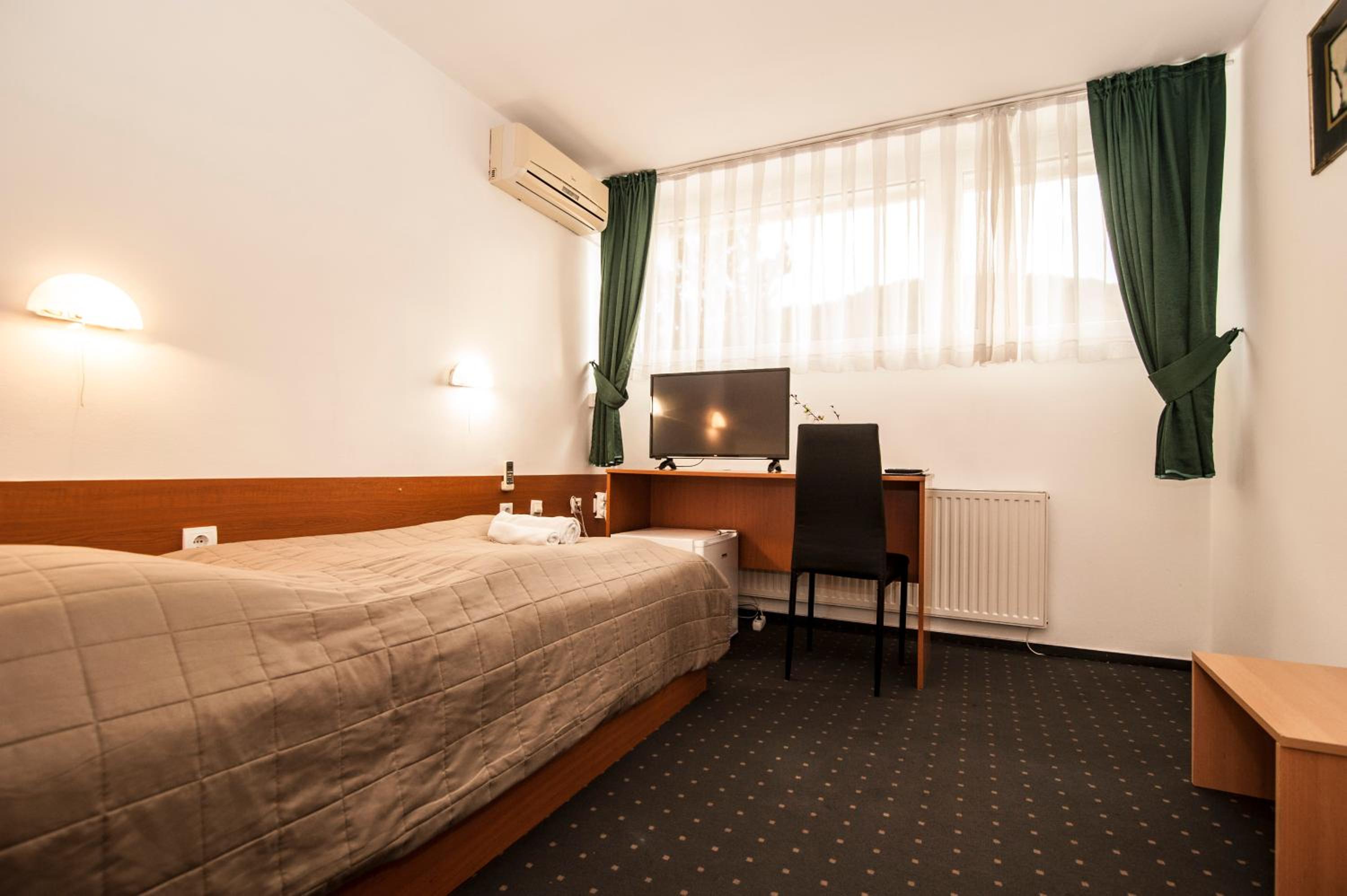 Double or Twin Room - Photo 18