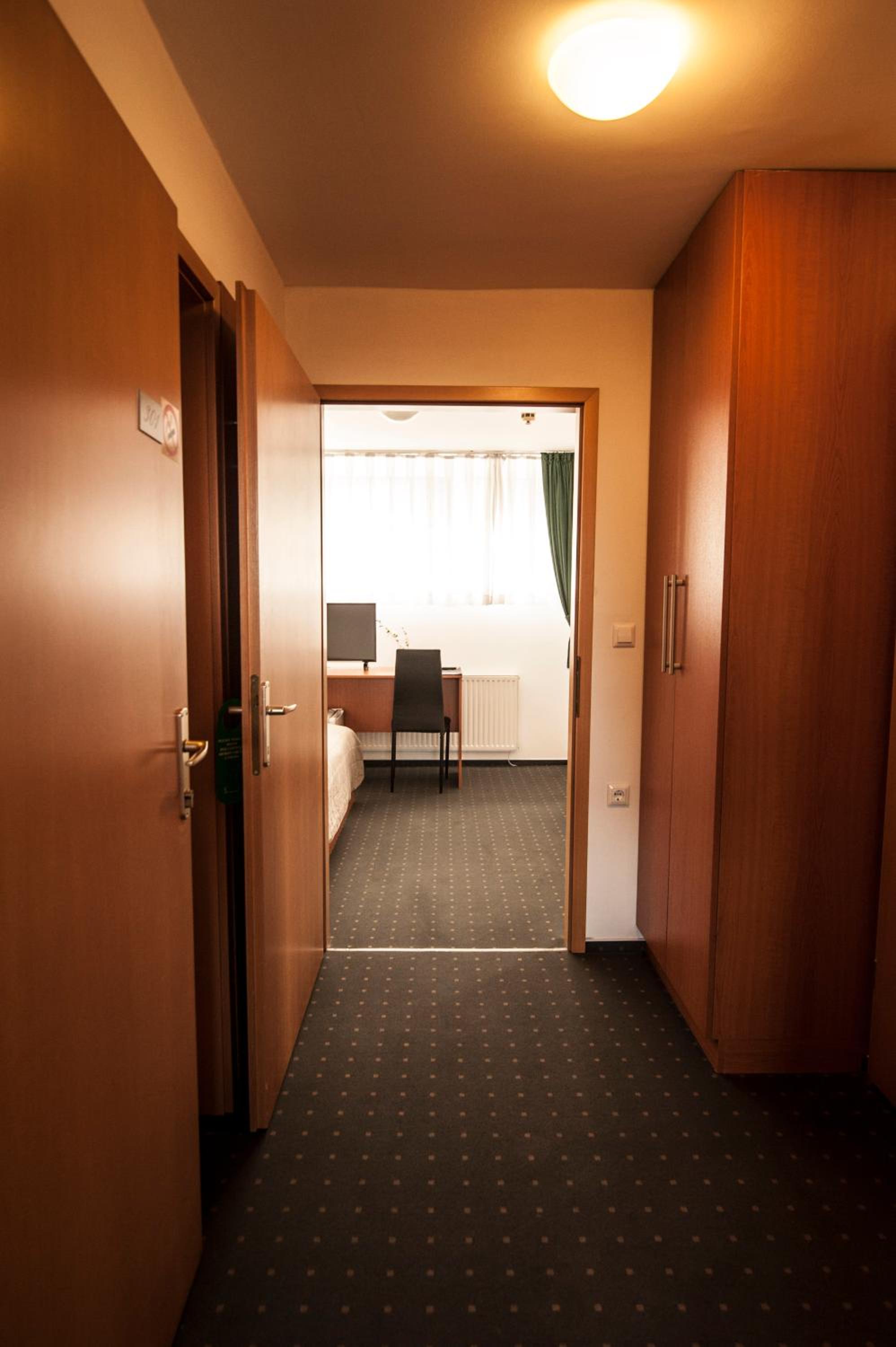 Double or Twin Room - Photo 2