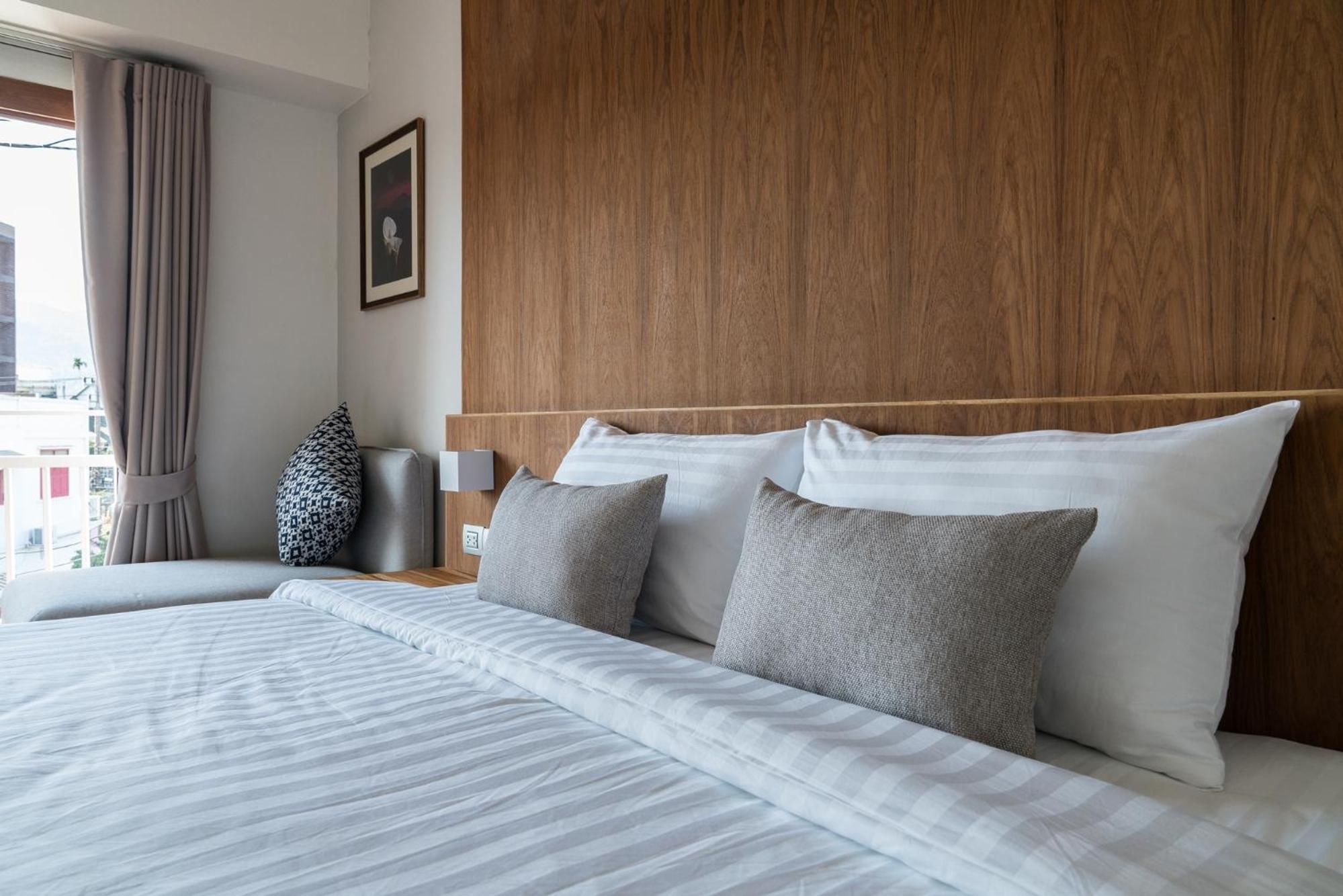 Deluxe Double Room with Balcony - Photo 11