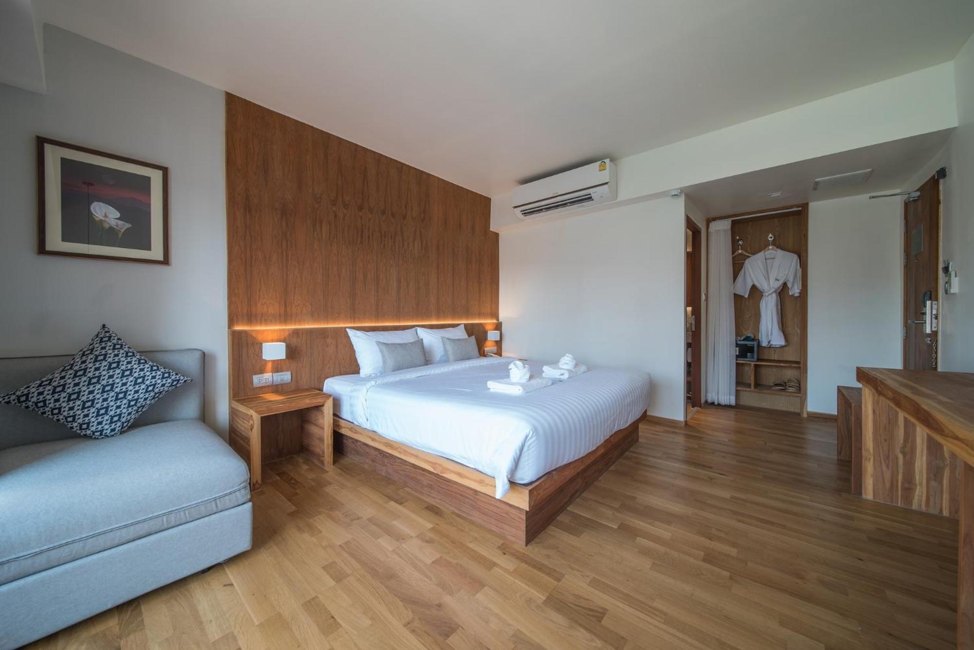 Deluxe Double Room with Balcony - Photo 10