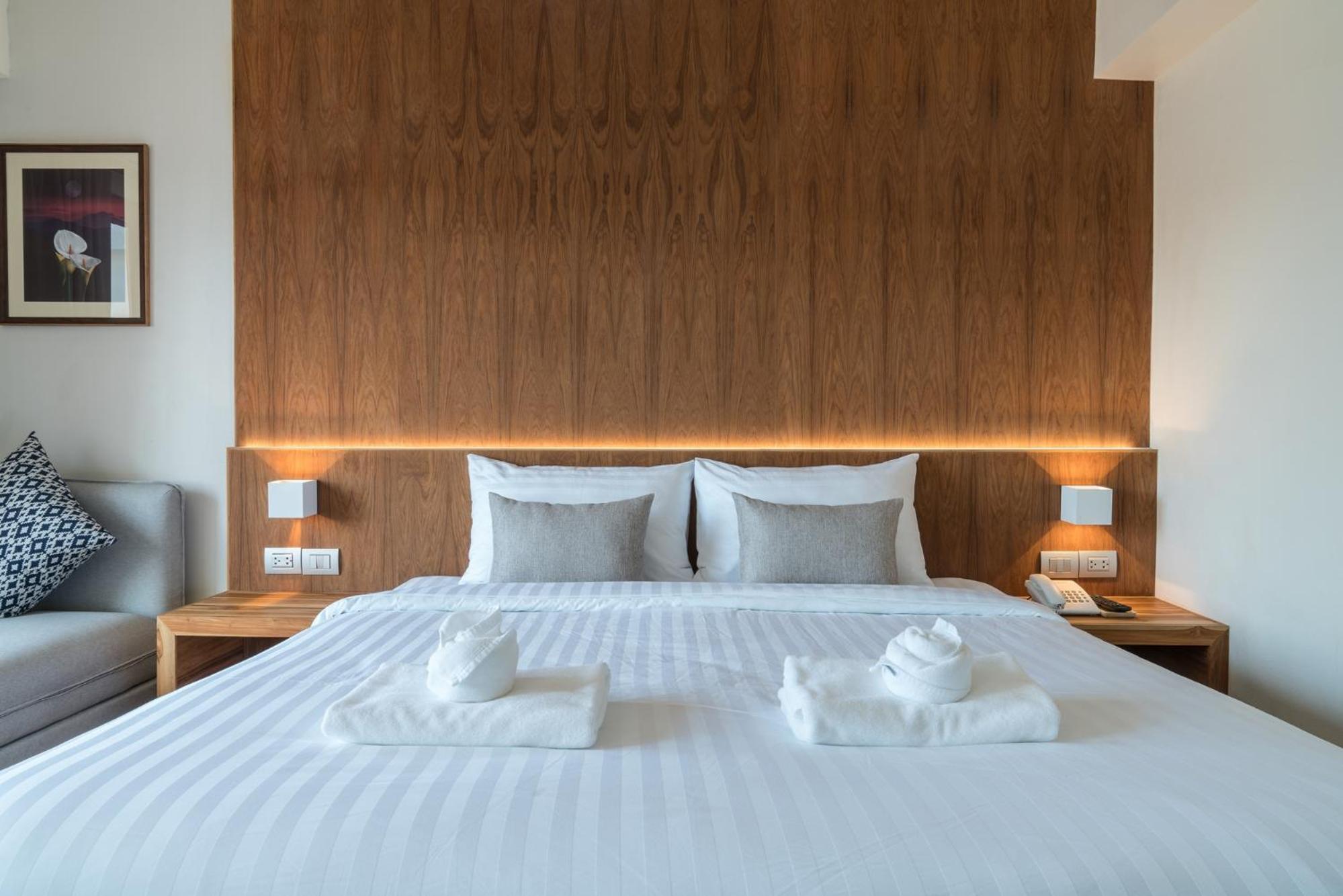 Deluxe Double Room with Balcony - Photo 9