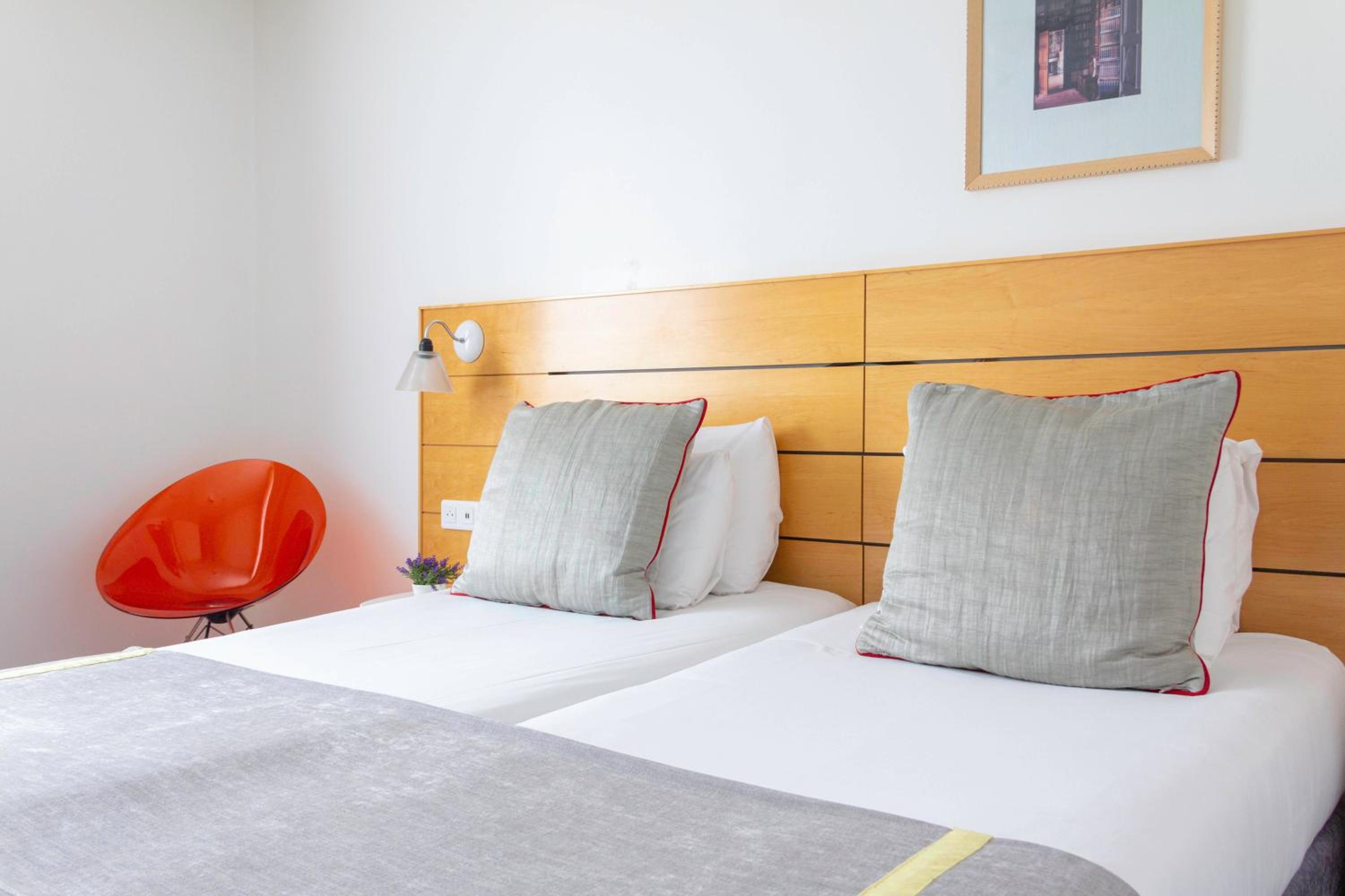 Superior Twin Room thumbnail 6