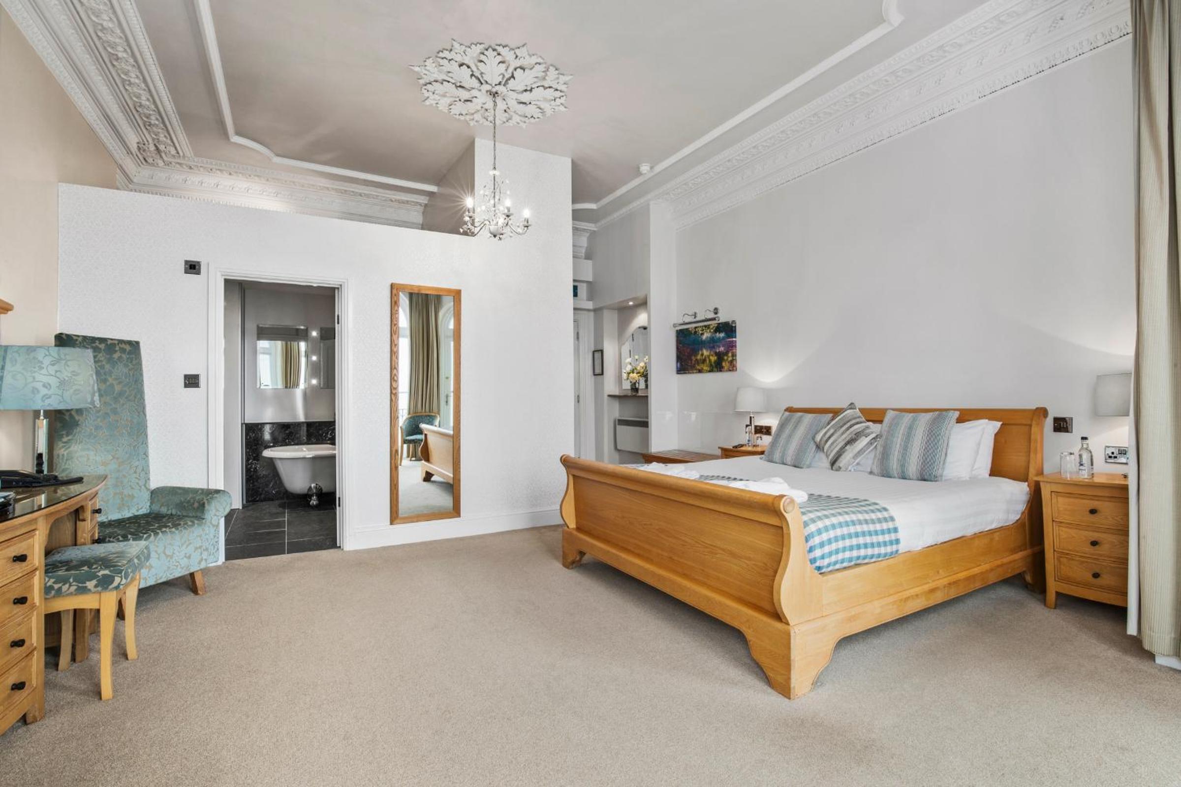 Deluxe Double Room with View - Photo 12