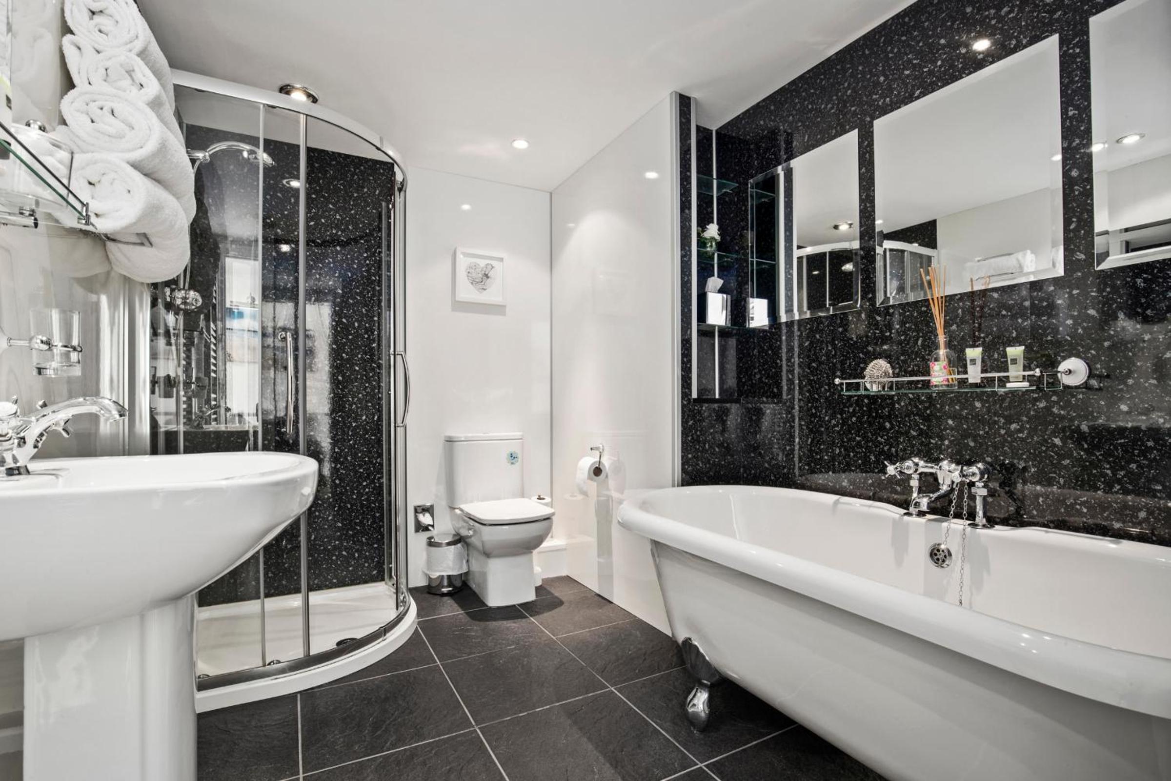 Deluxe Double Room with View - Photo 28