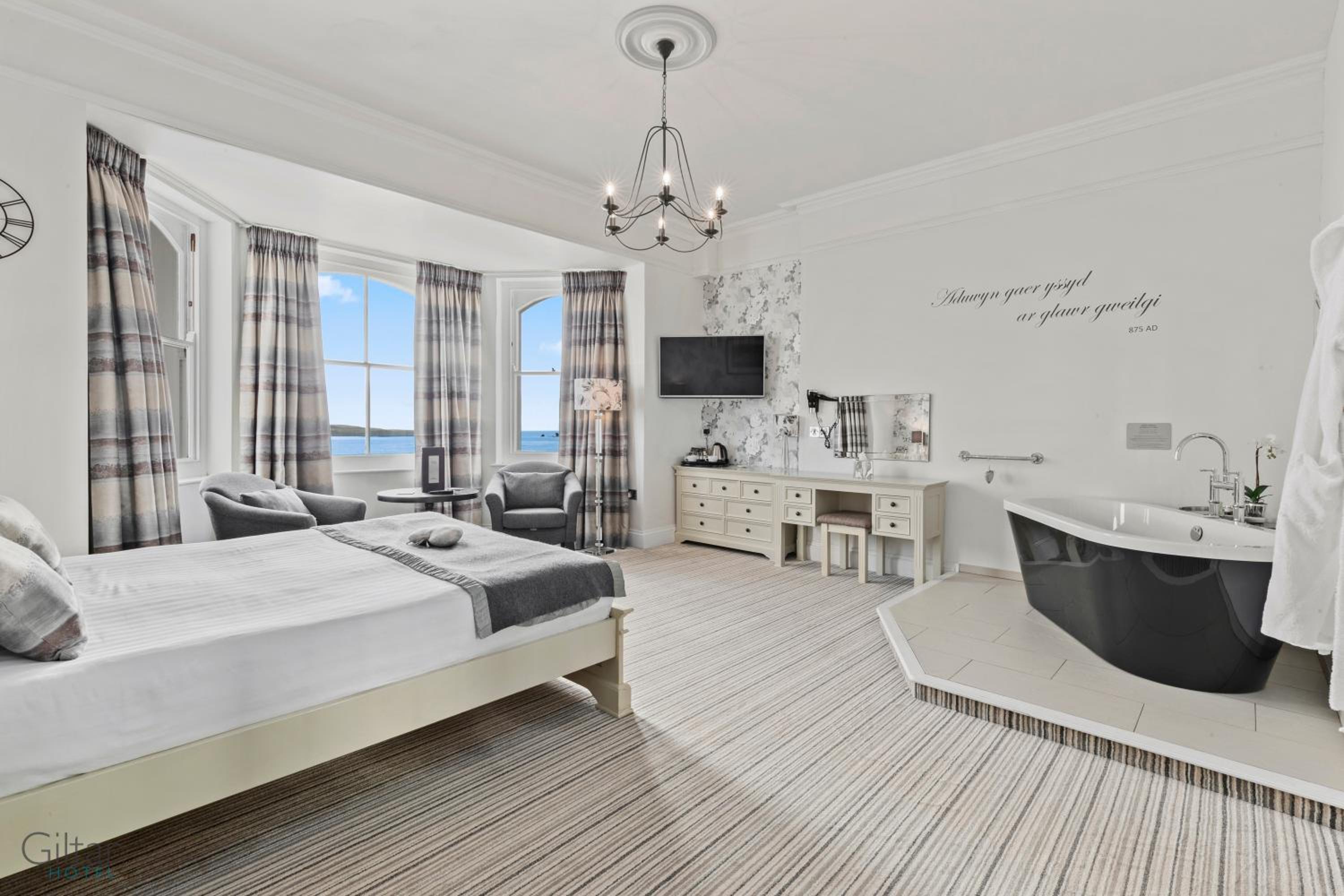 Deluxe Double Room with View - Photo 19