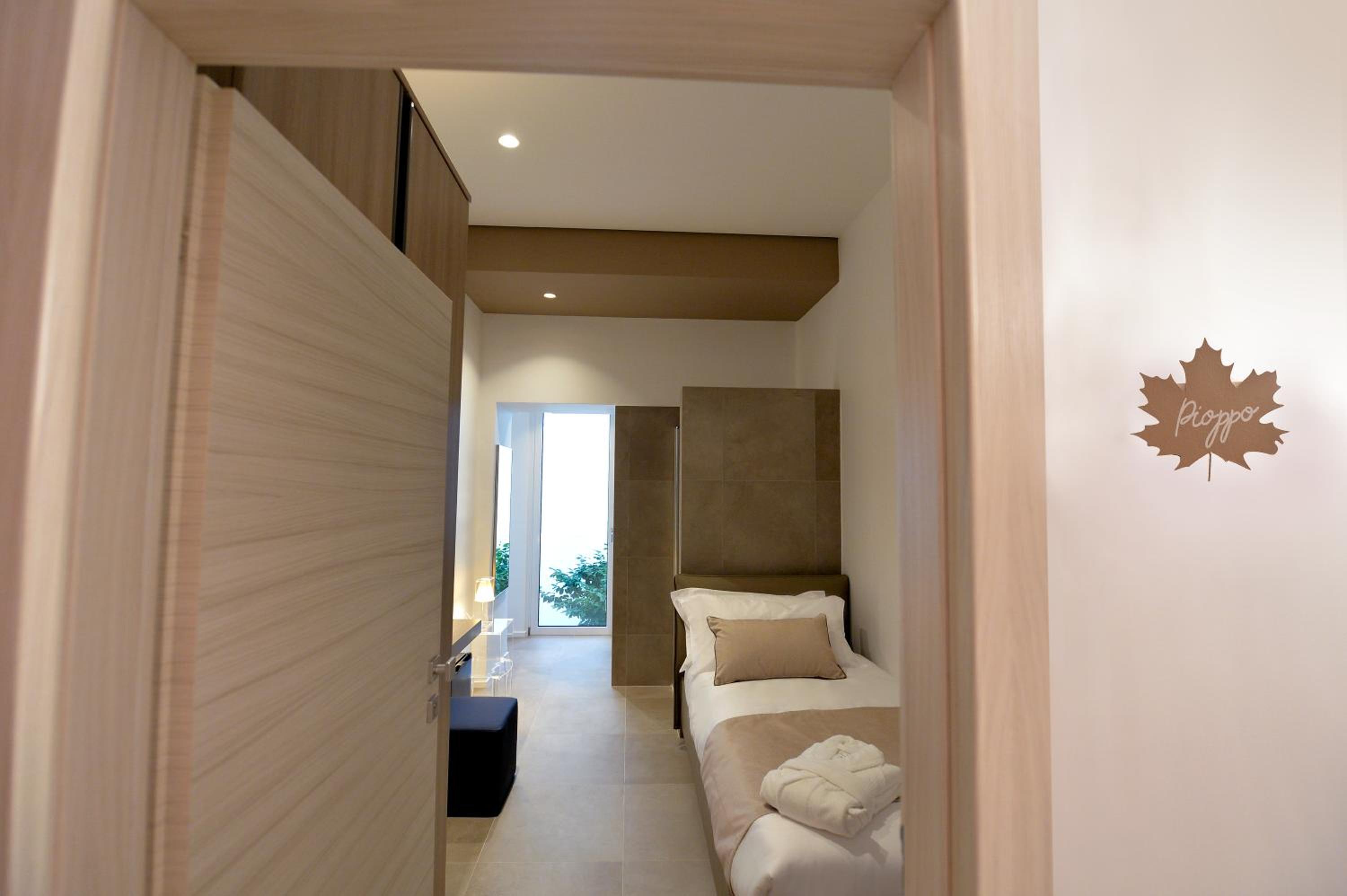 Single Room with Private Bathroom photo 2