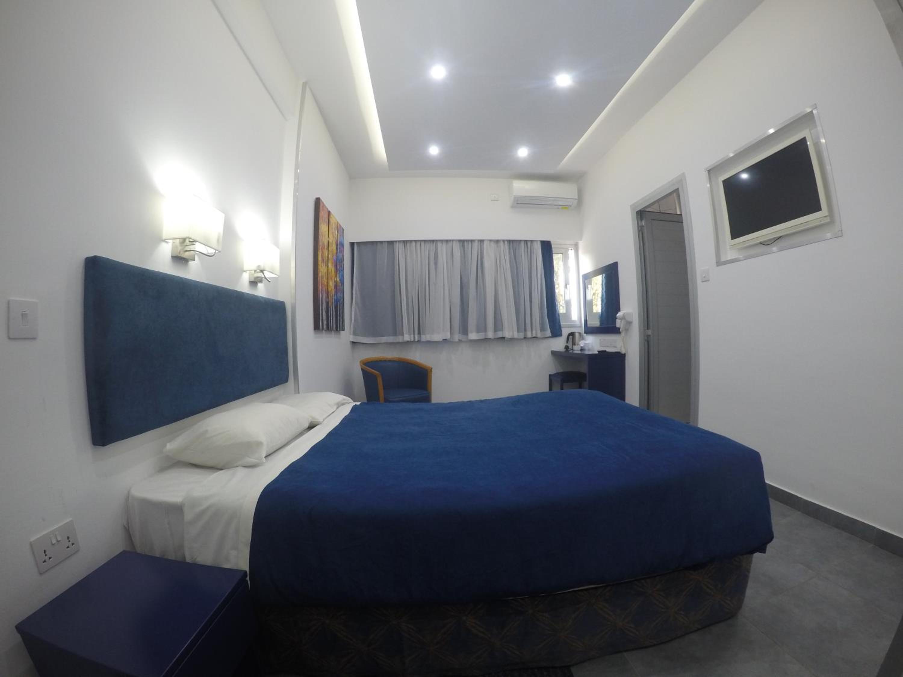 Double Room - Photo 18