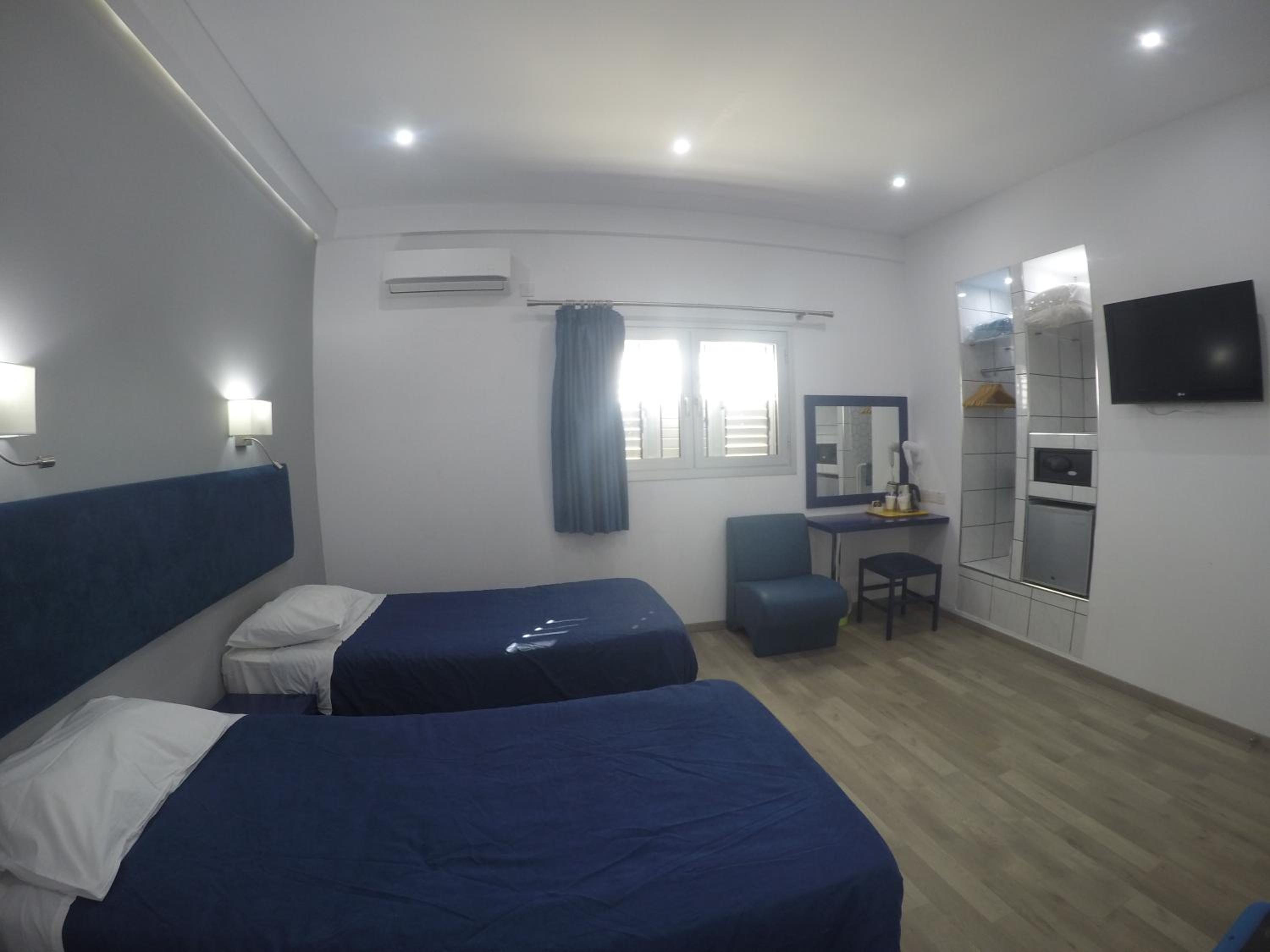 Twin Room - Photo 1