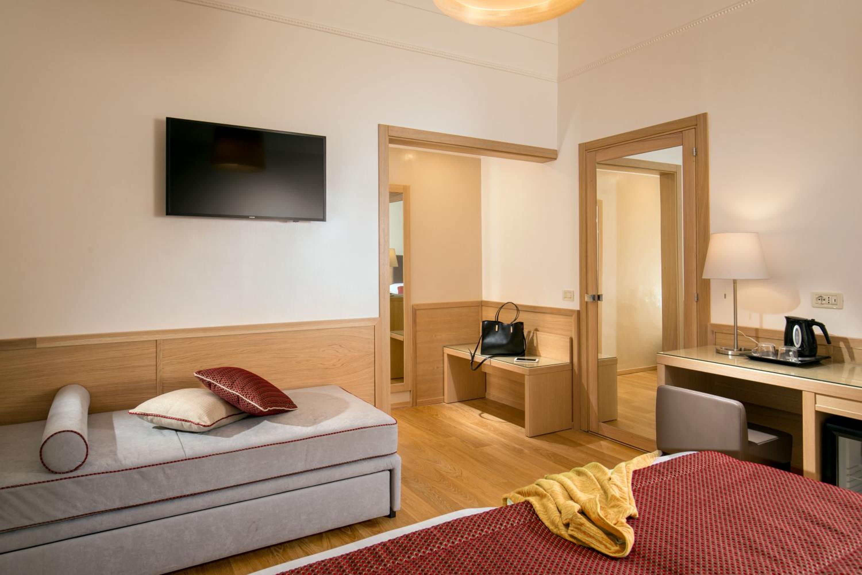 Triple Room thumbnail 5
