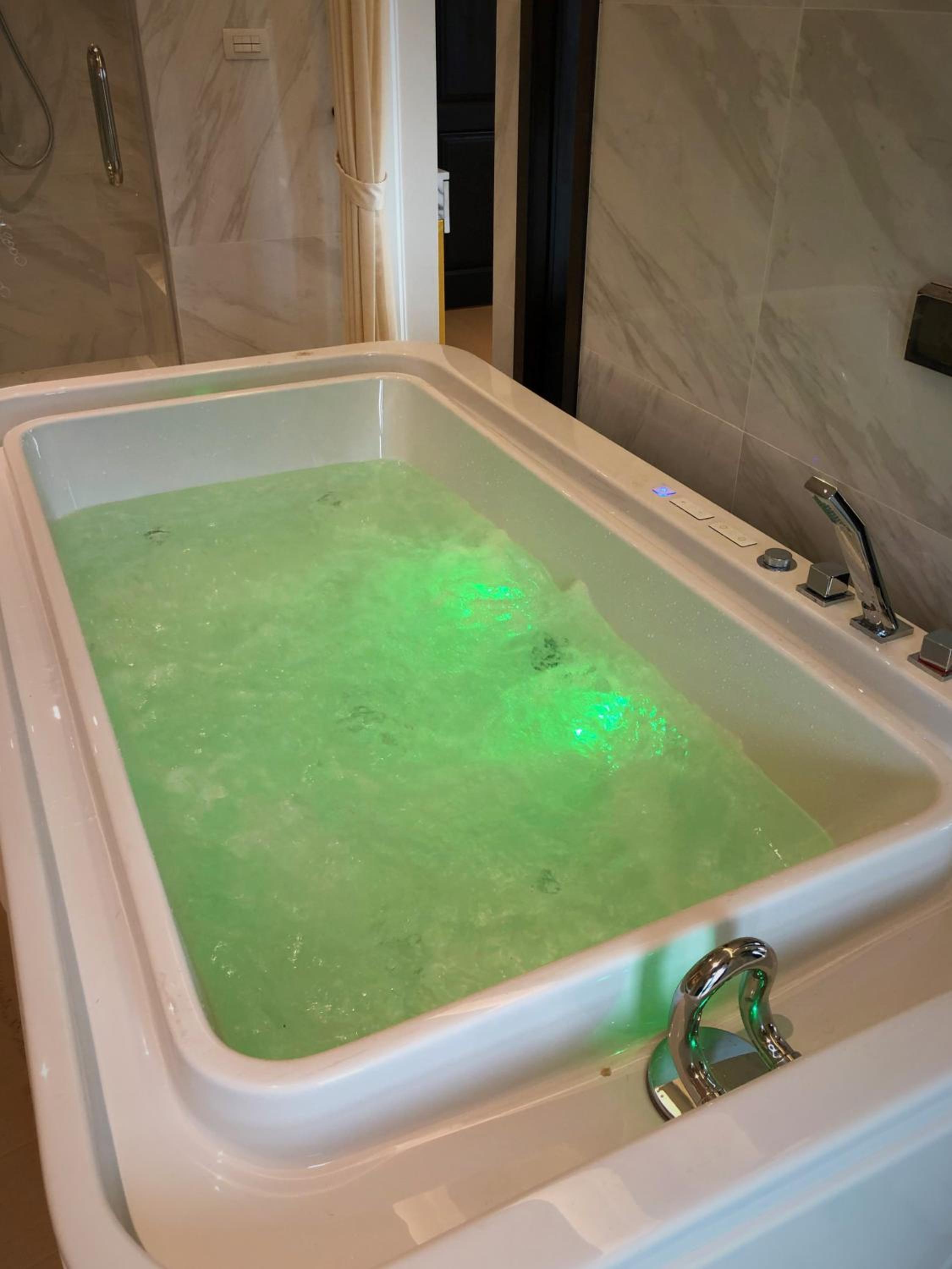 King Room with Spa Bath - Photo 4