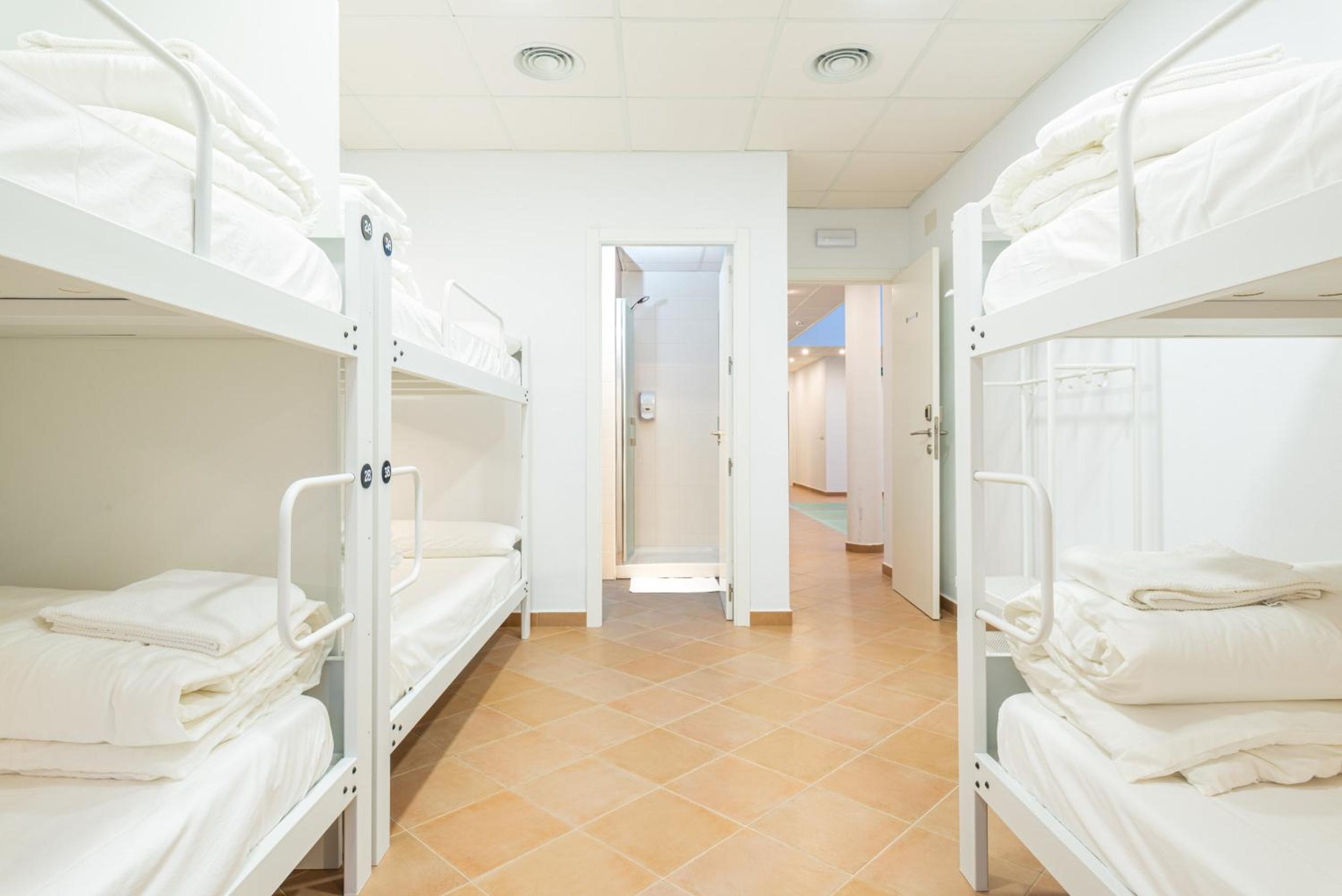 Dormitorio Compartido Mixto de 6 Camas
