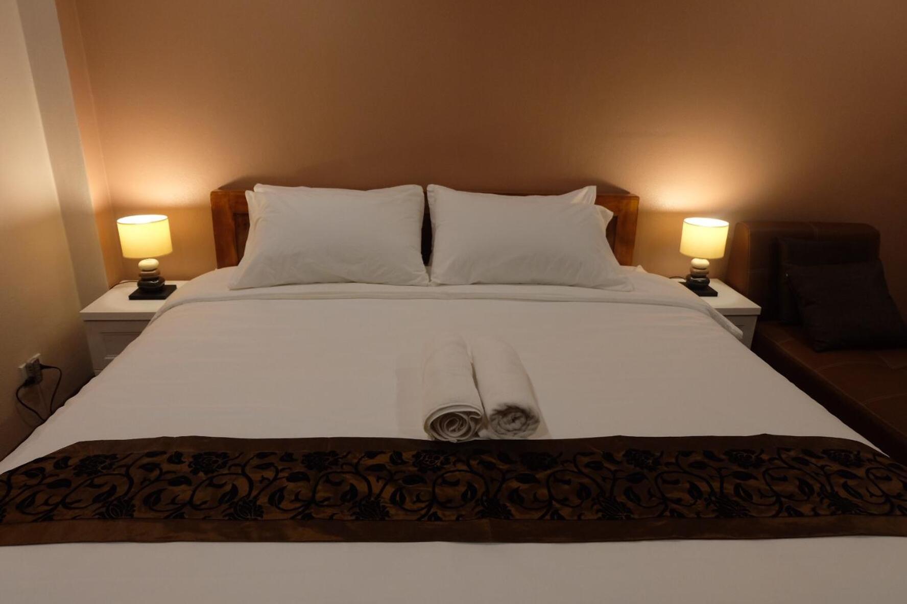 Standard King Room - Photo 12