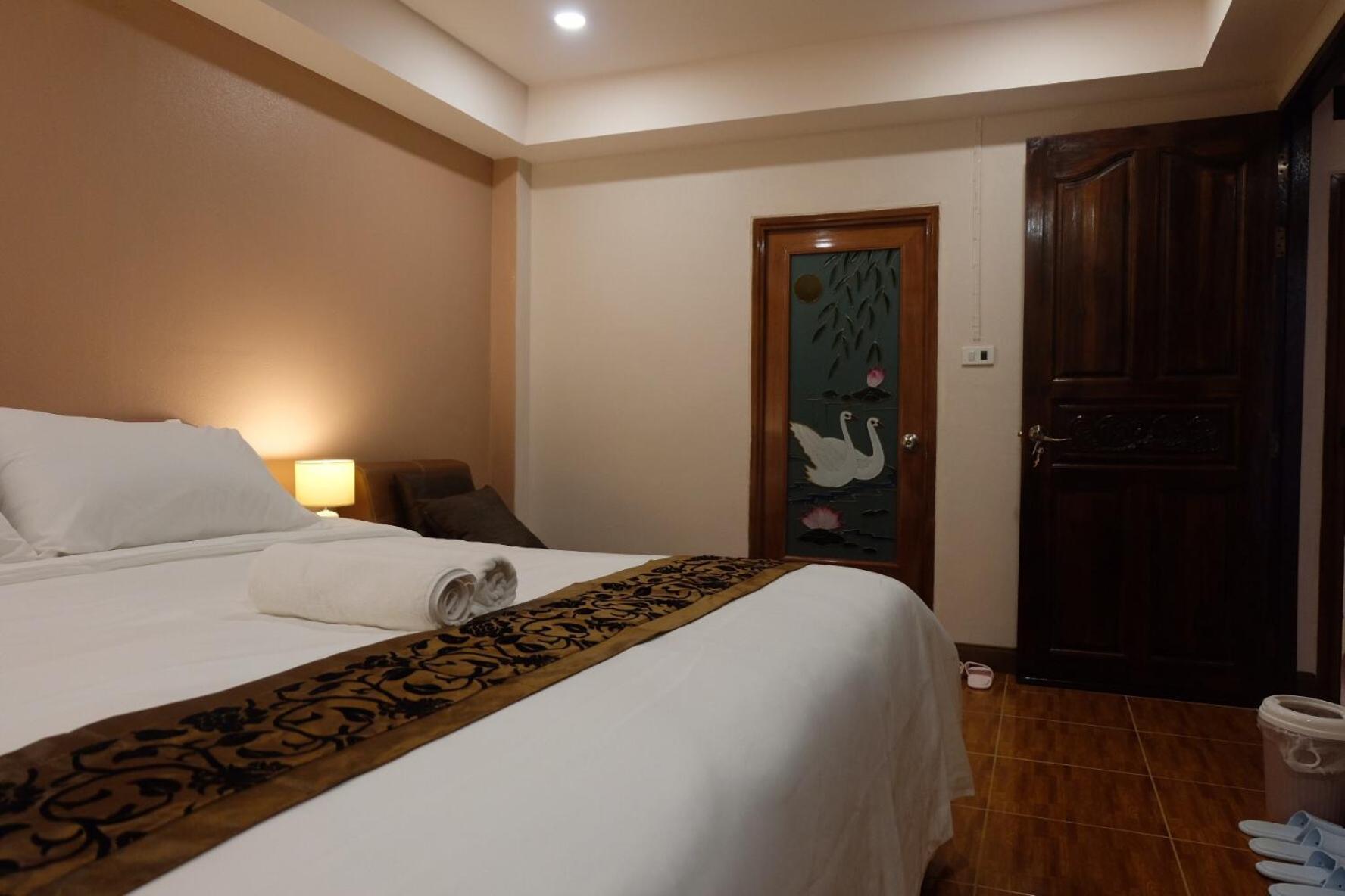 Standard King Room - Photo 14