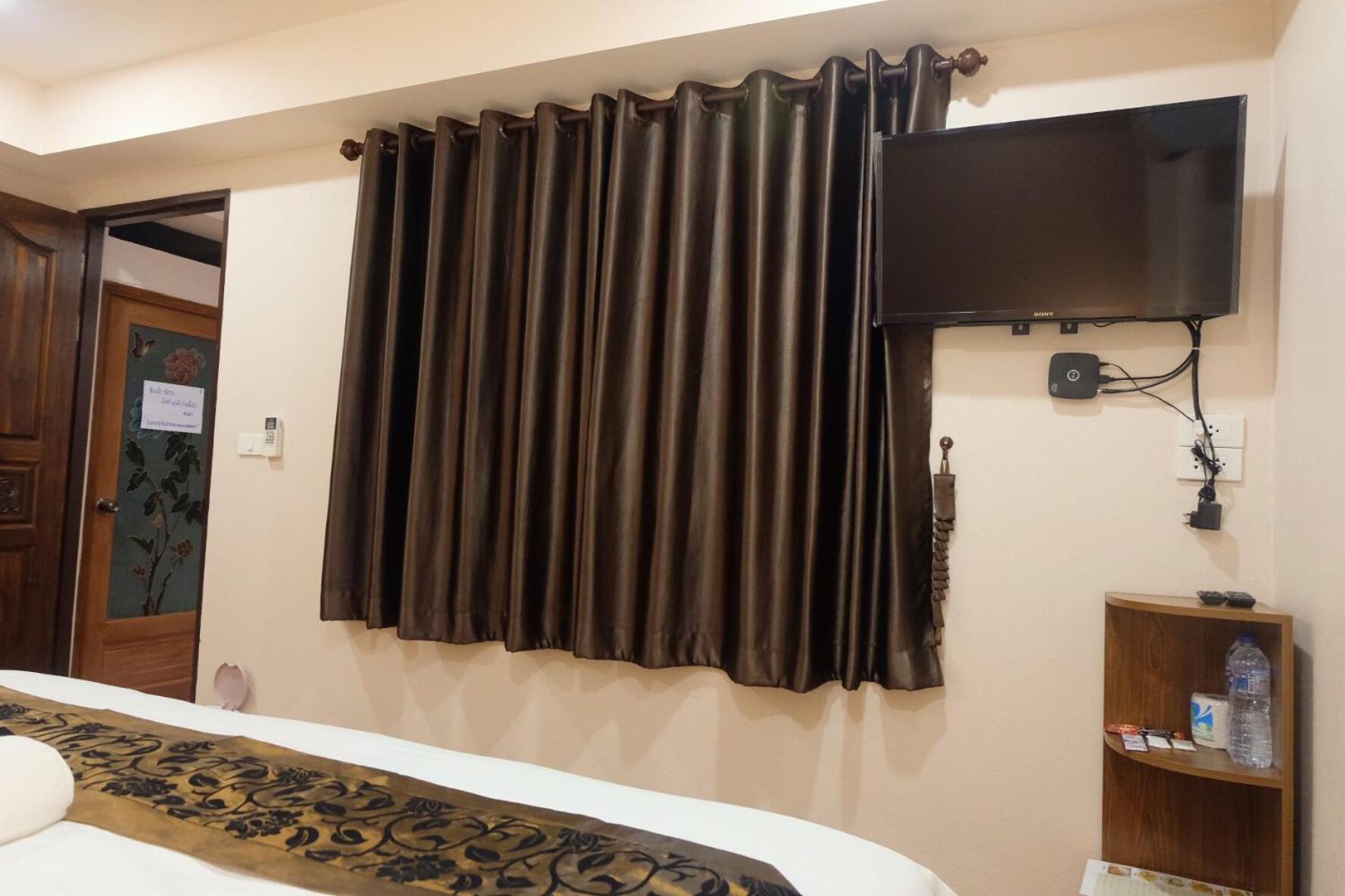 Standard King Room - Photo 13