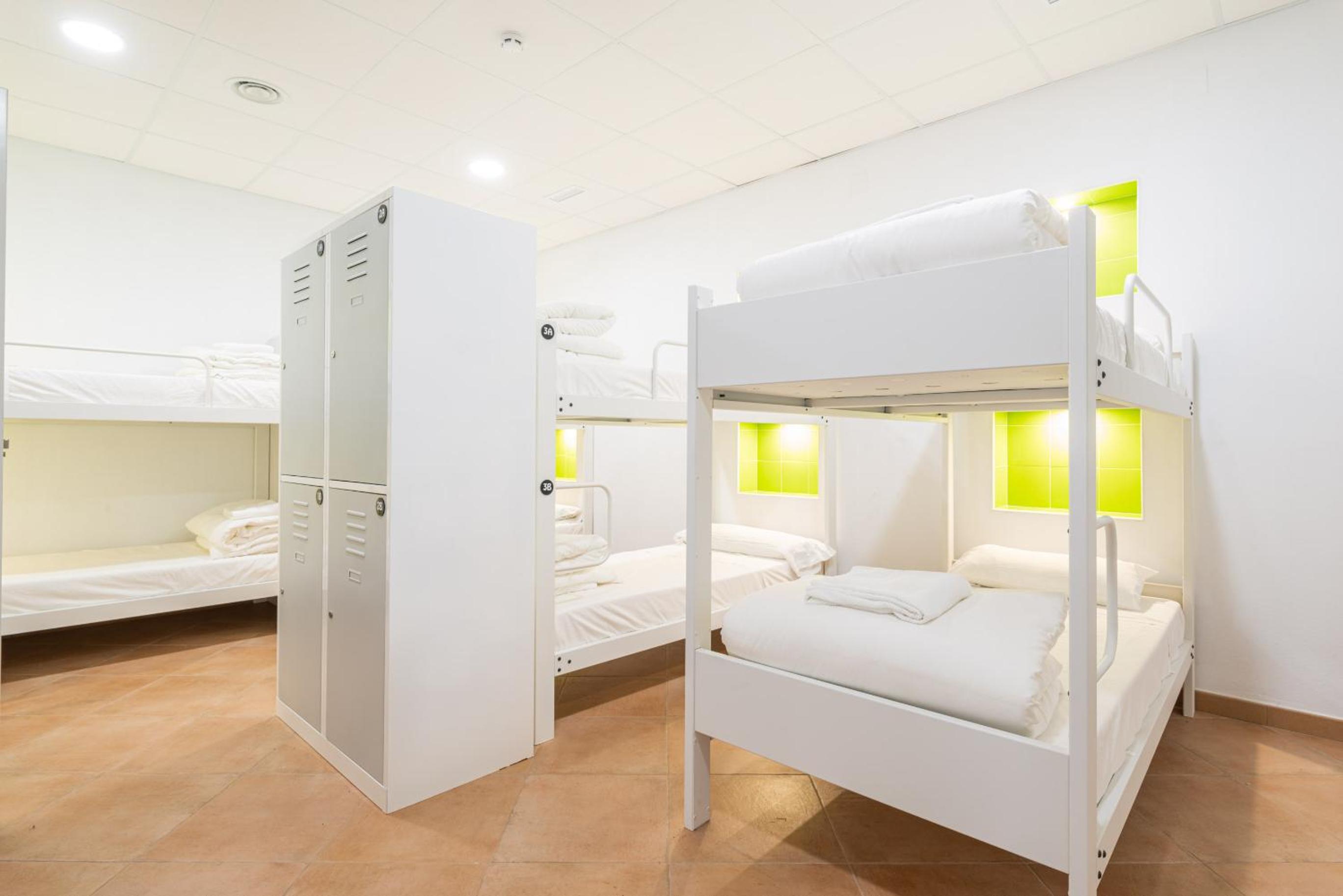 Habitación compartida mixta de 8 camas