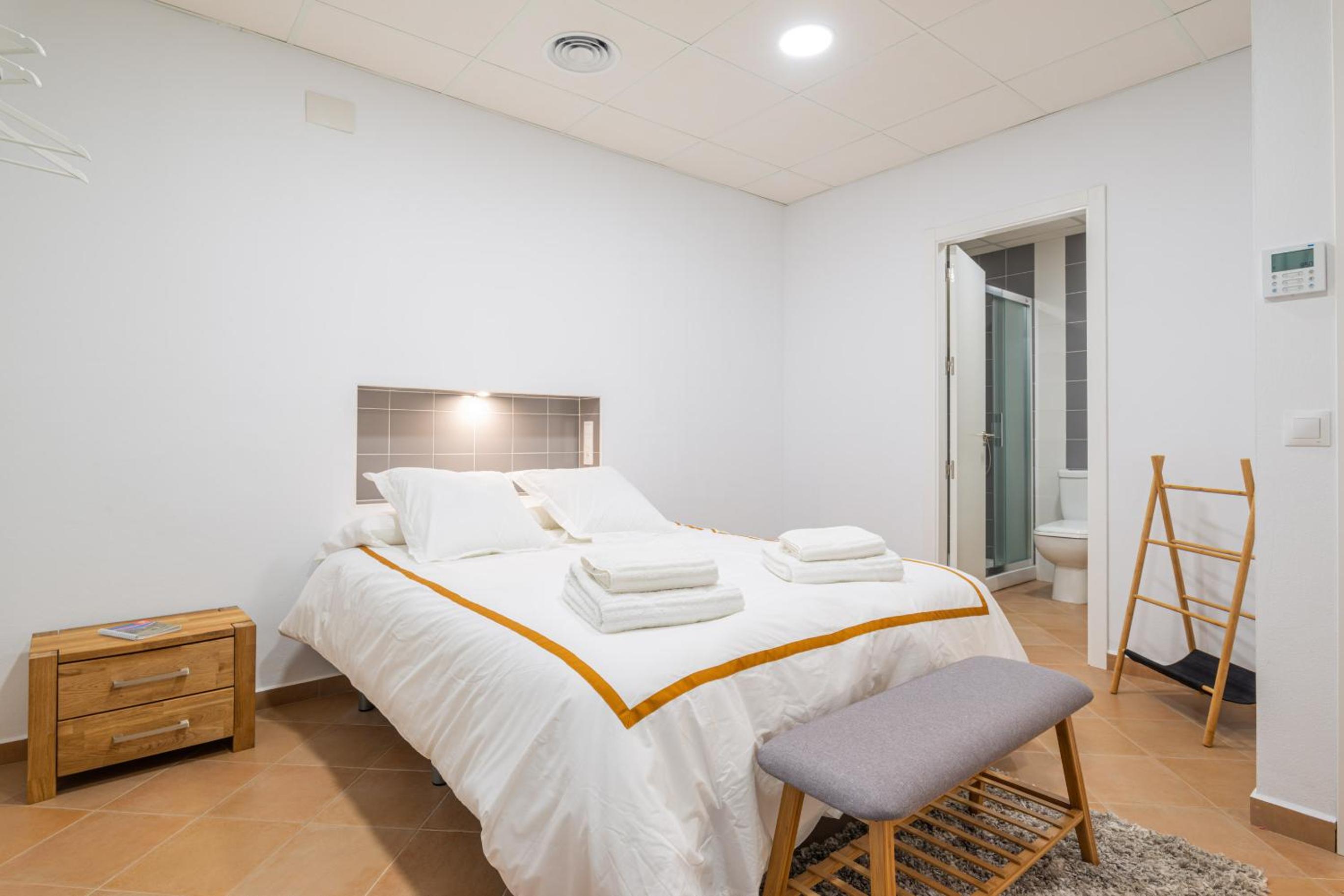 Deluxe Double Room with Balcony - Photo 4