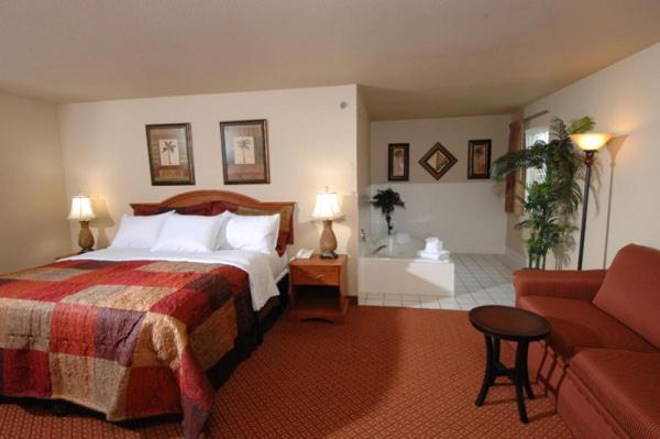 Suite with Hot Tub - Photo 3