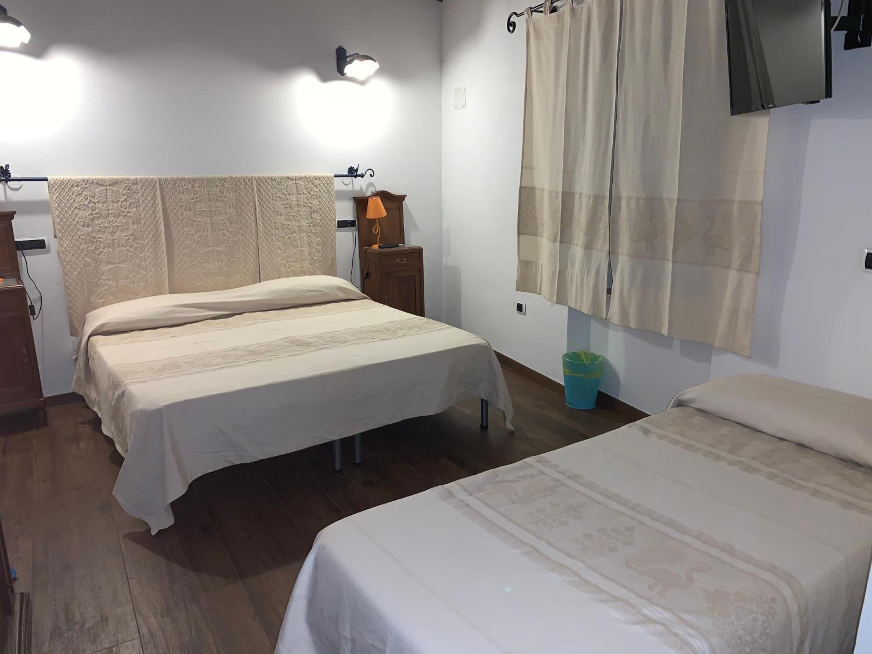 Large Double or Twin Room - Photo 6