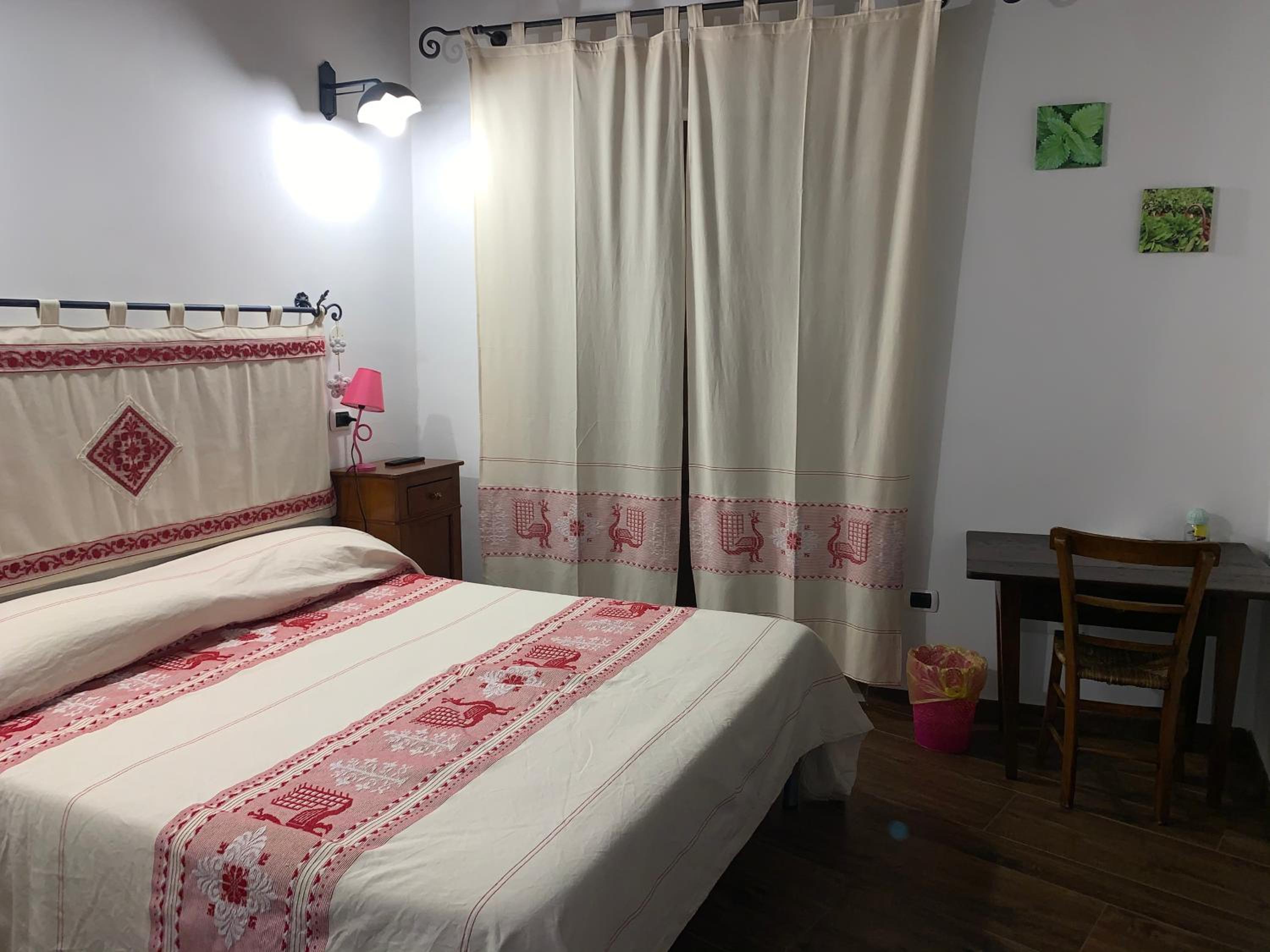 King Room with Balcony - Photo 5