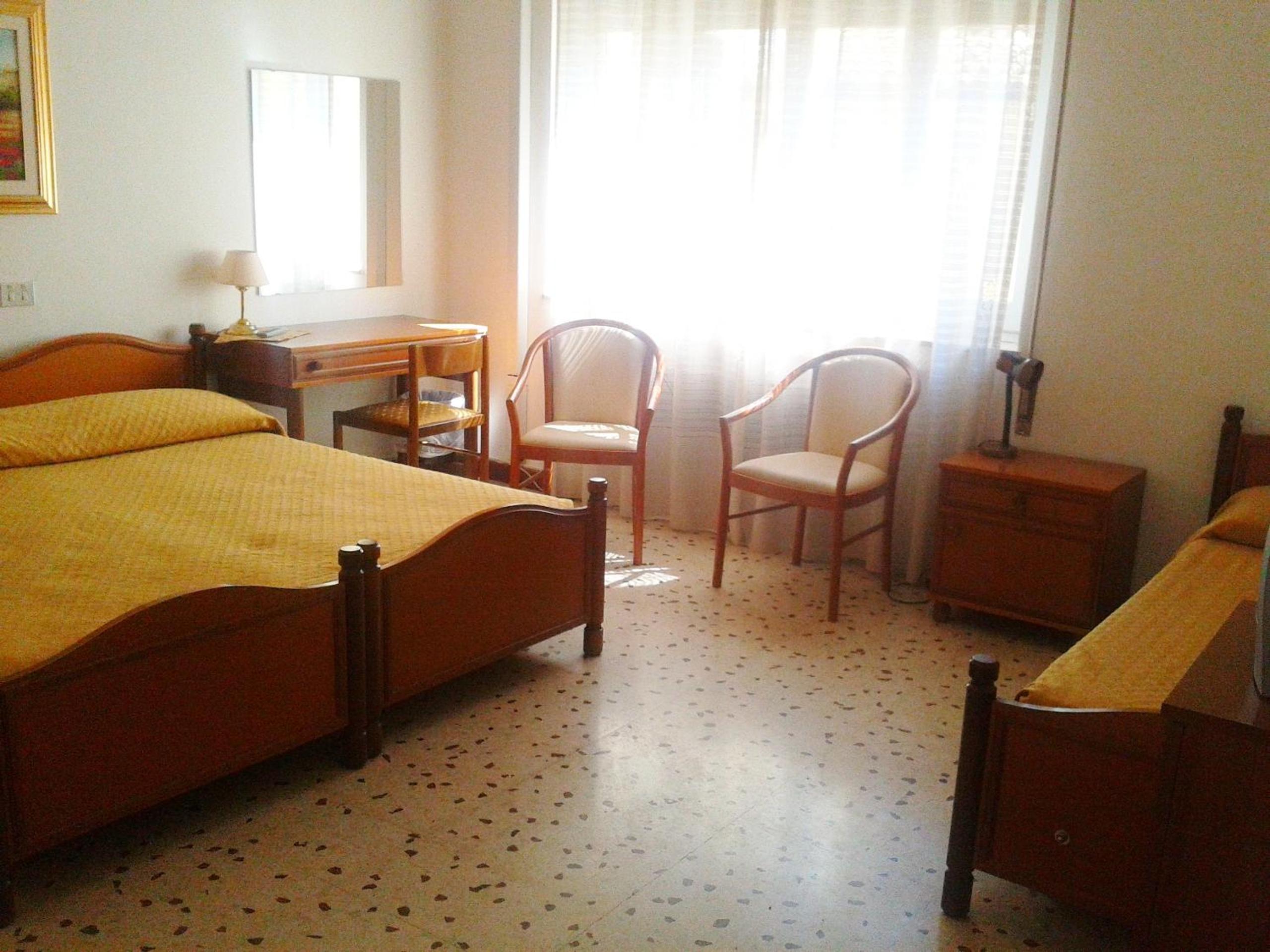 Standard Double or Twin Room - Photo 7