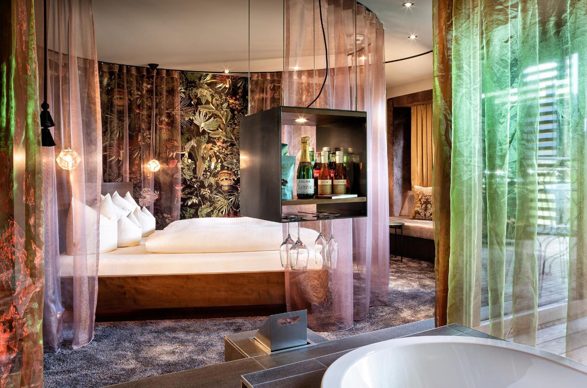 Suite with Hot Tub photo 1