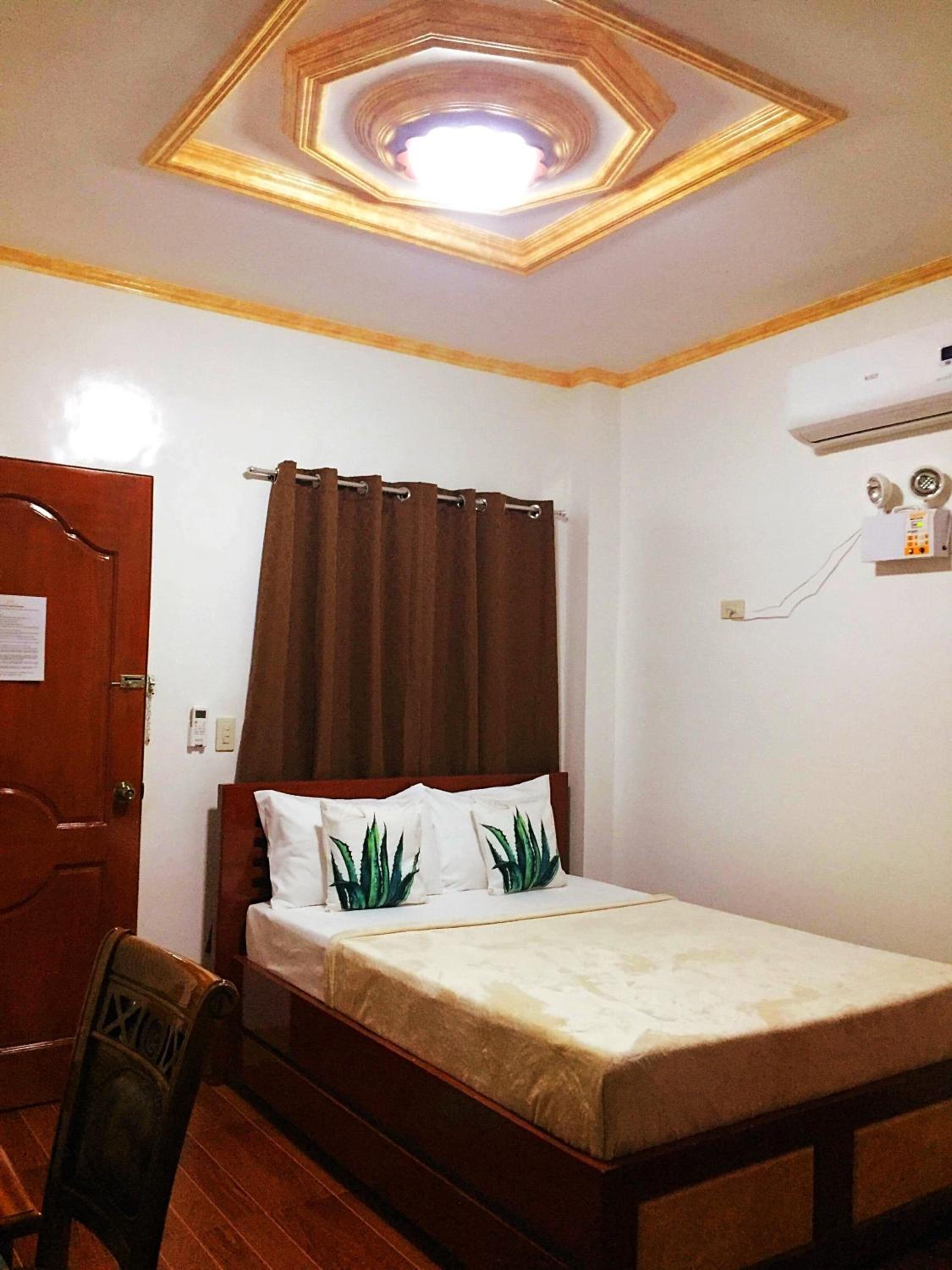 Deluxe Double Room (2 Adults + 1 Child) - Photo 1