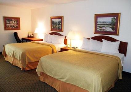 Queen Room with Two Queen Beds - Non-Smoking photo 3
