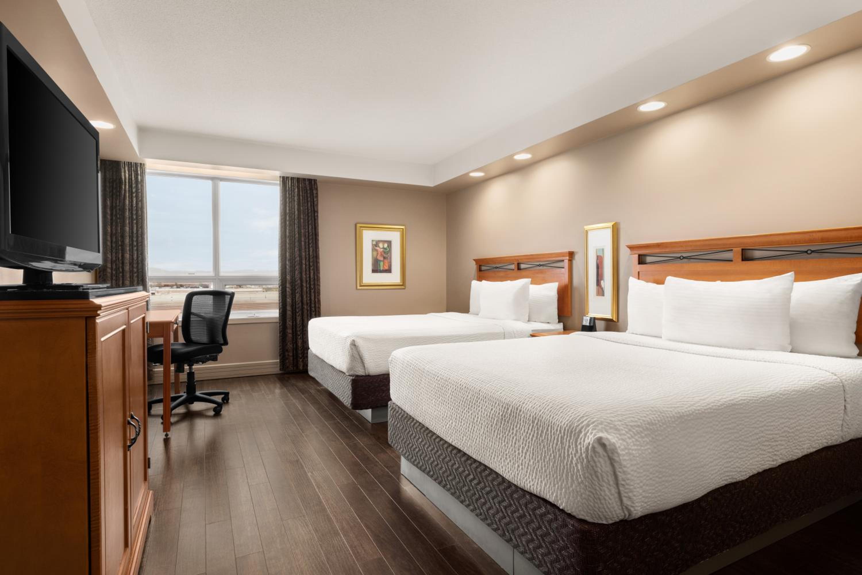Queen Room with Two Queen Beds - Non-Smoking - Photo 6