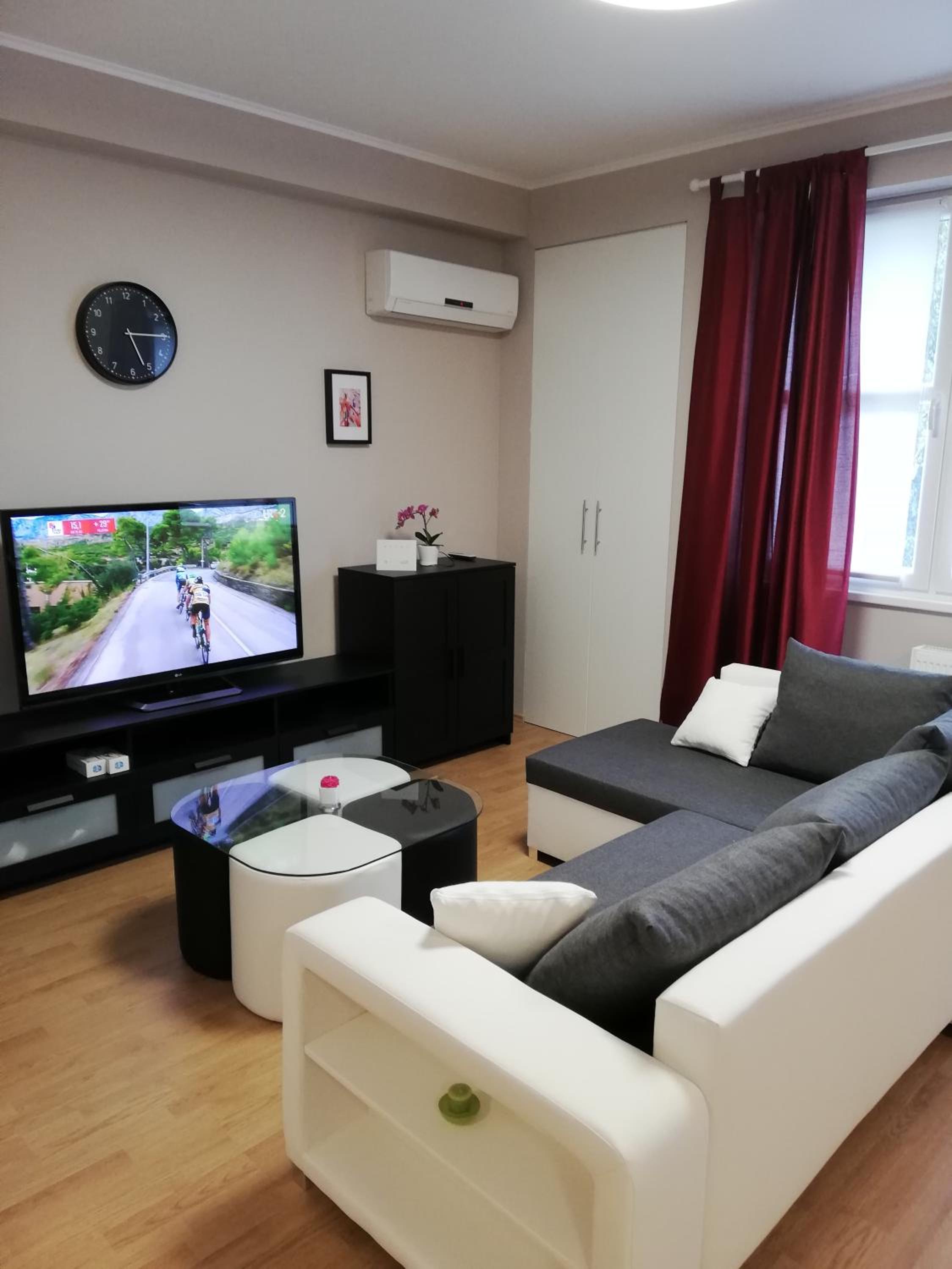 One-Bedroom Apartment - Photo 1