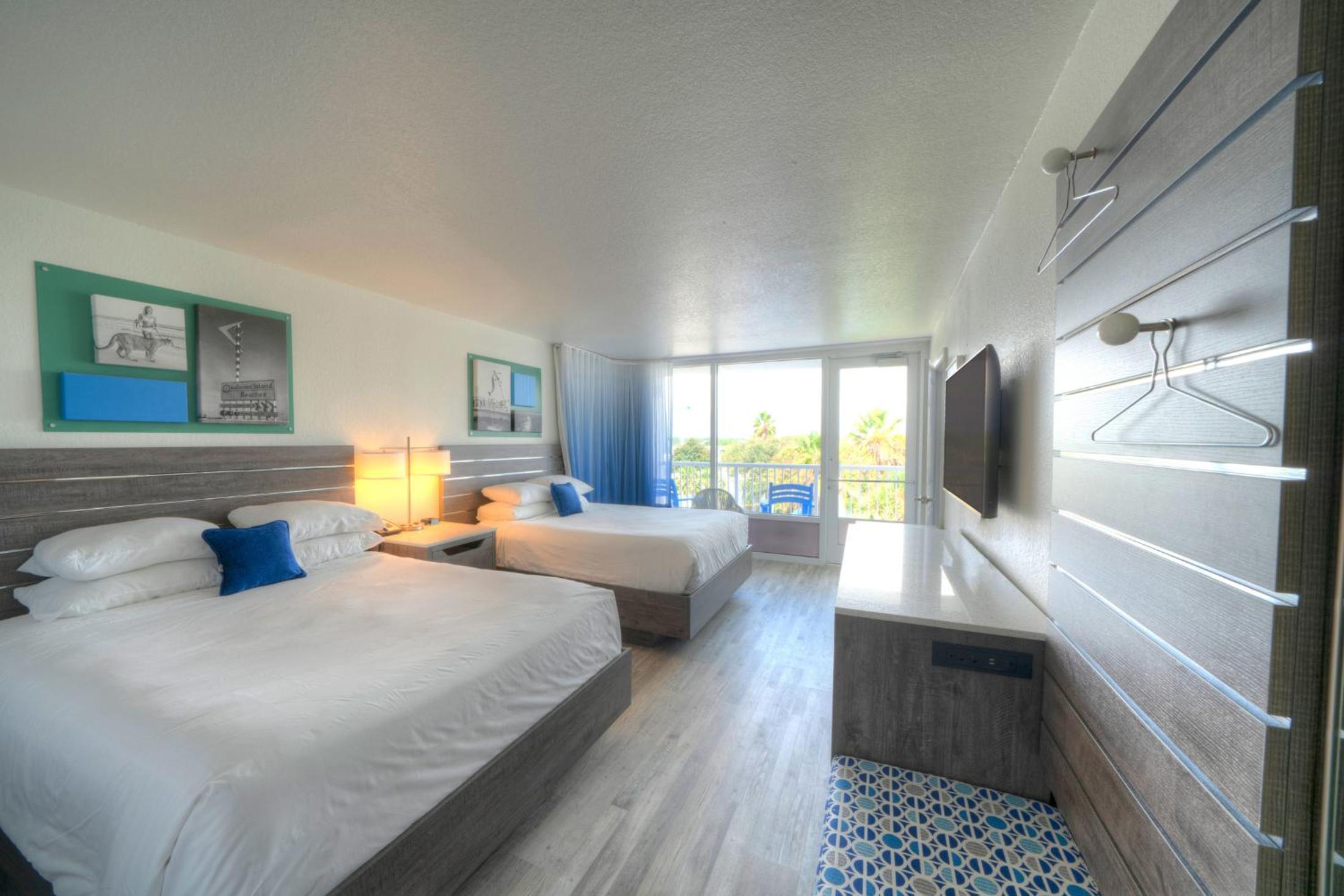 Pool View Suite with Two Queen Beds photo 3