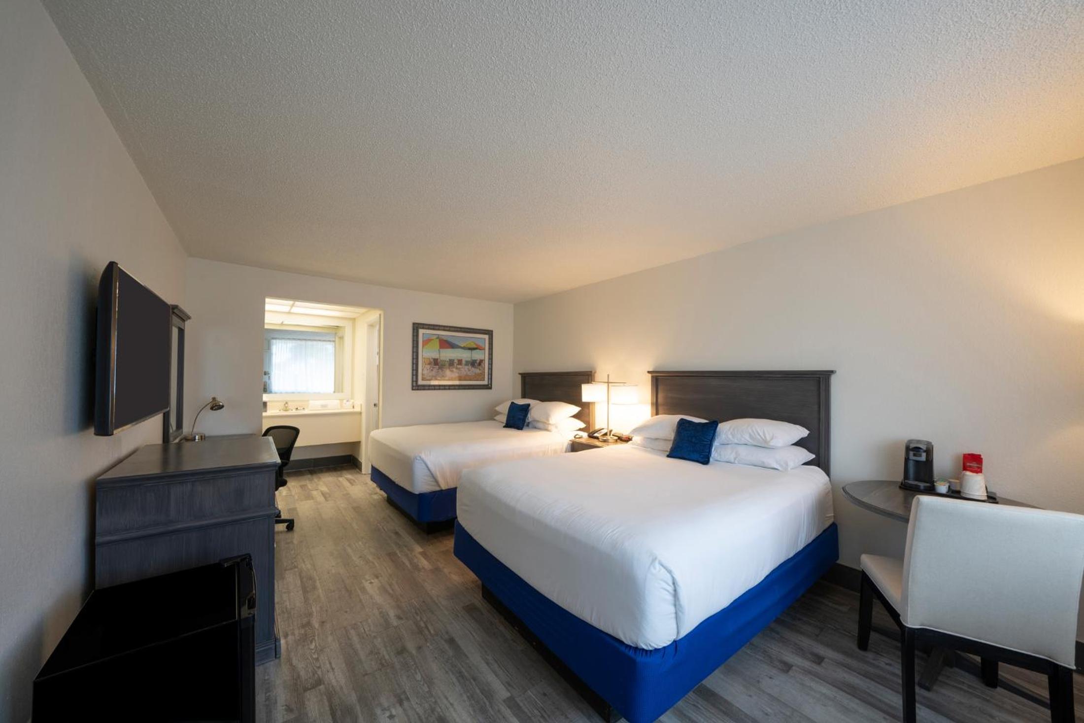 Queen Room with Two Queen Beds - Photo 2