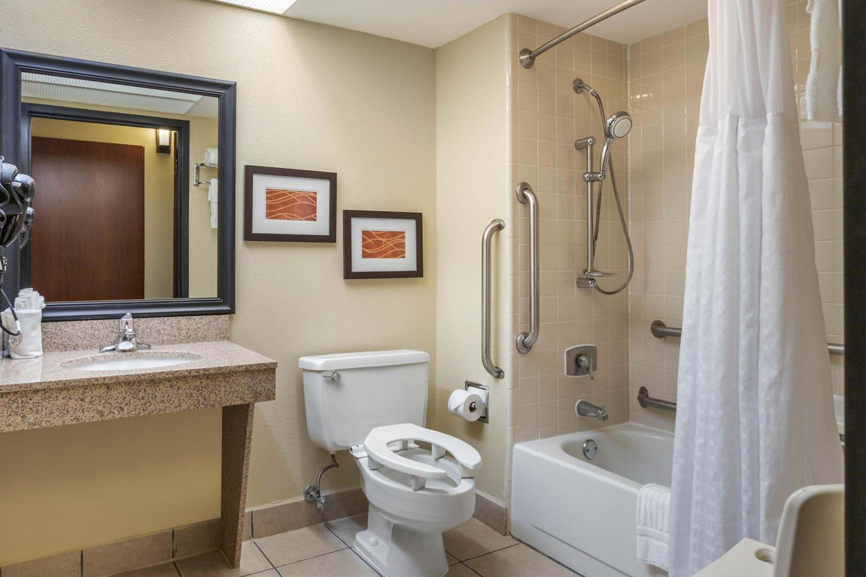 King Room Accessible Bathtub- Non Smoking - Photo 2