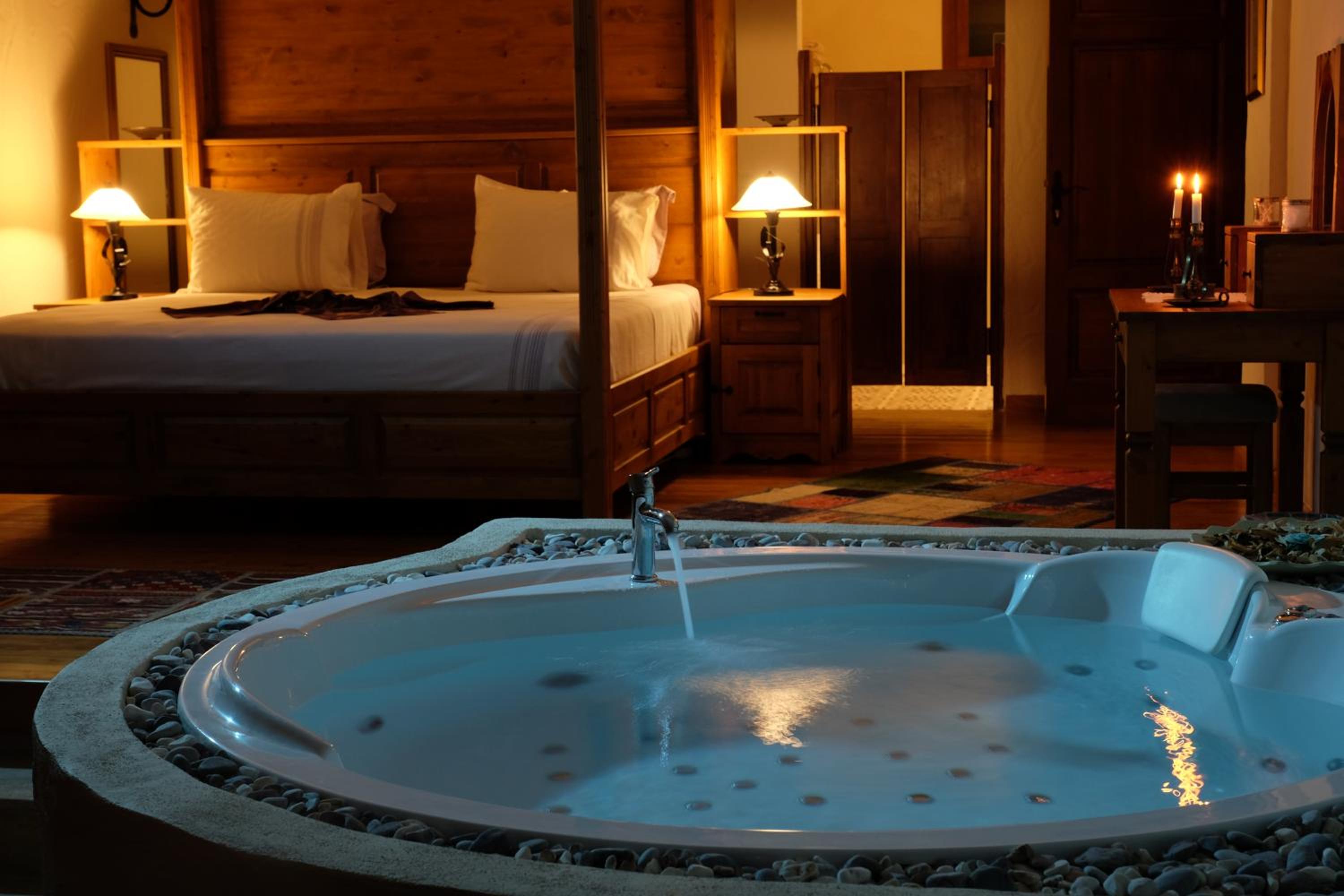 Superior Deluxe Double Room with Jacuzzi - Photo 4