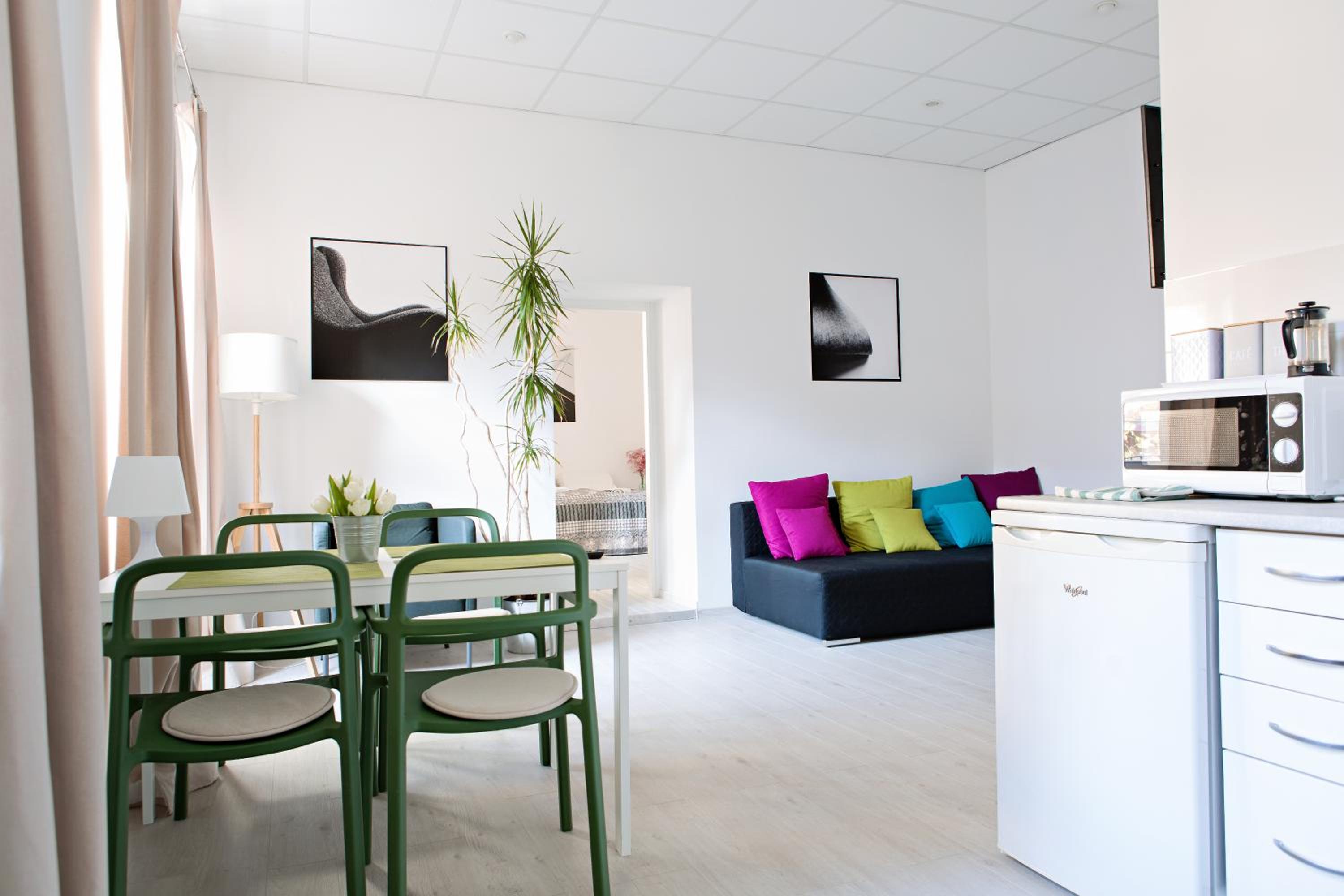 Apartment with Balcony - Photo 5