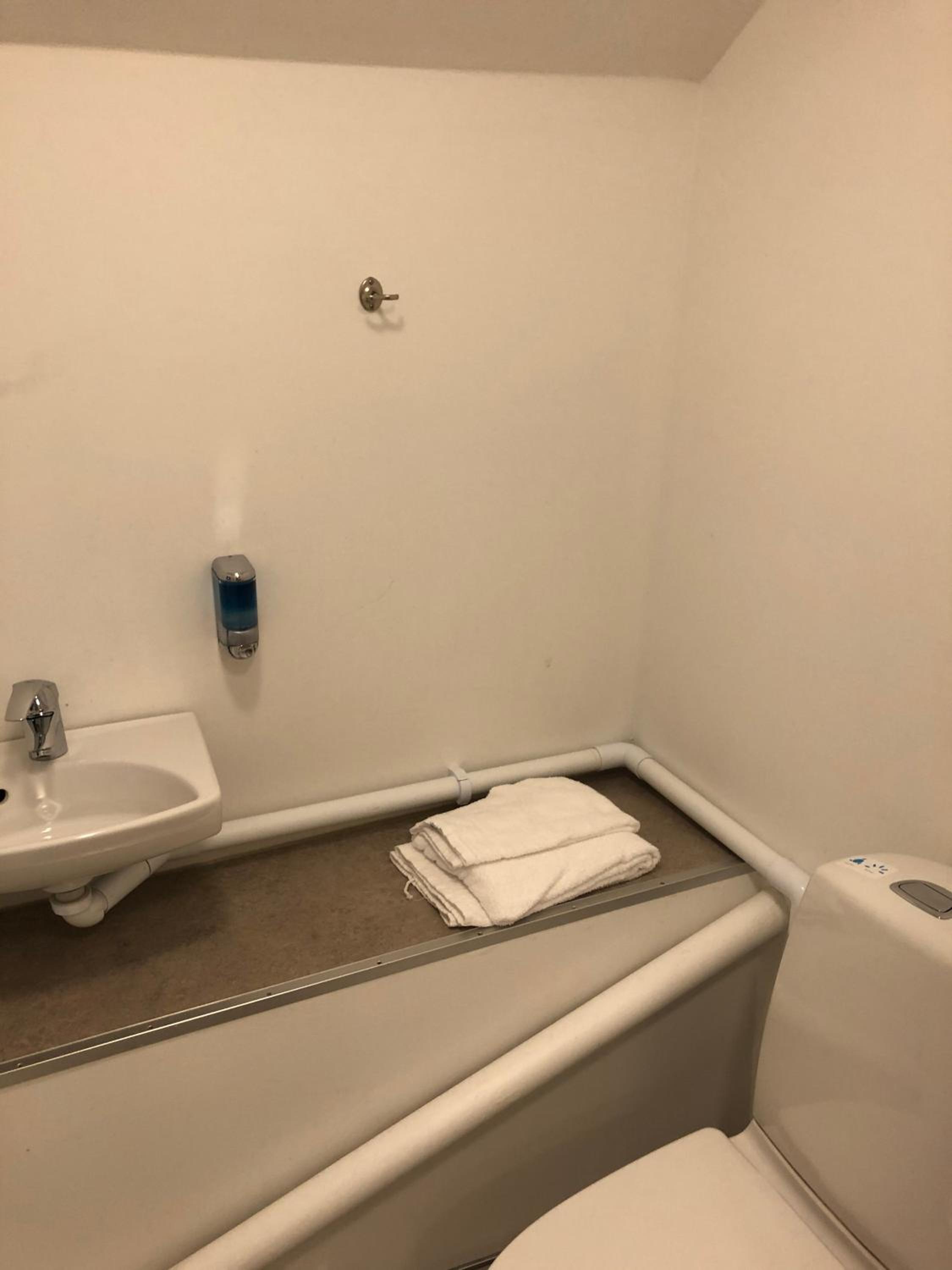Wheel-Well Cabin With Private Toilet photo 3