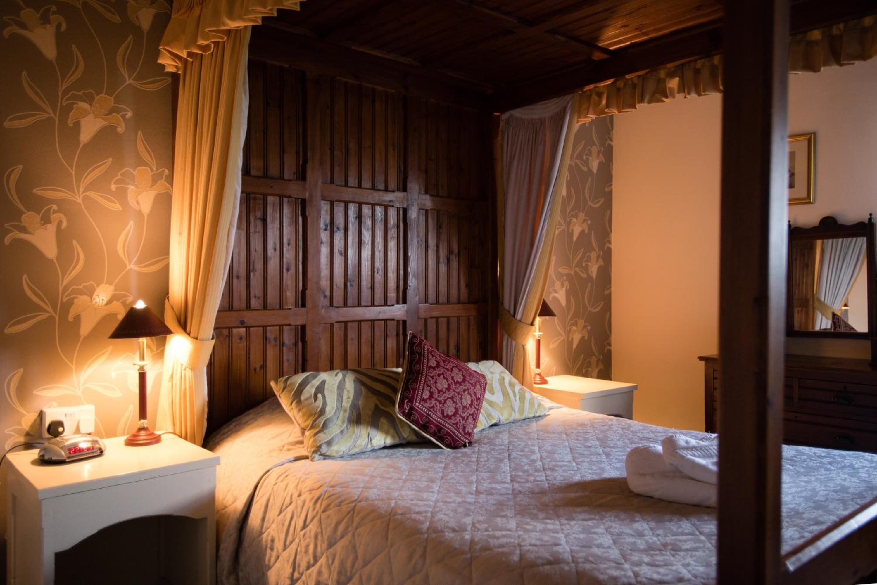 Double Room with Four Poster Bed photo 2