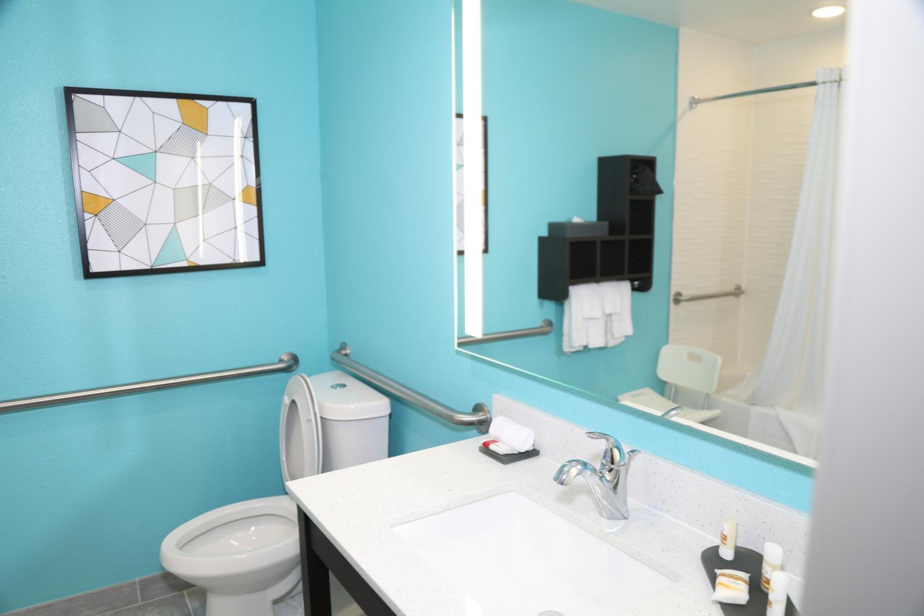 Deluxe King Room - Mobility Access/Non-Smoking - Photo 2