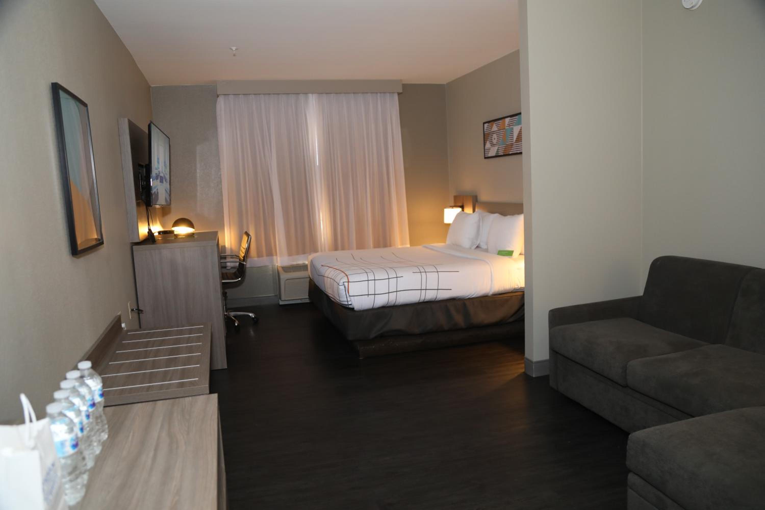 Deluxe King Room - Mobility Access/Non-Smoking - Photo 1