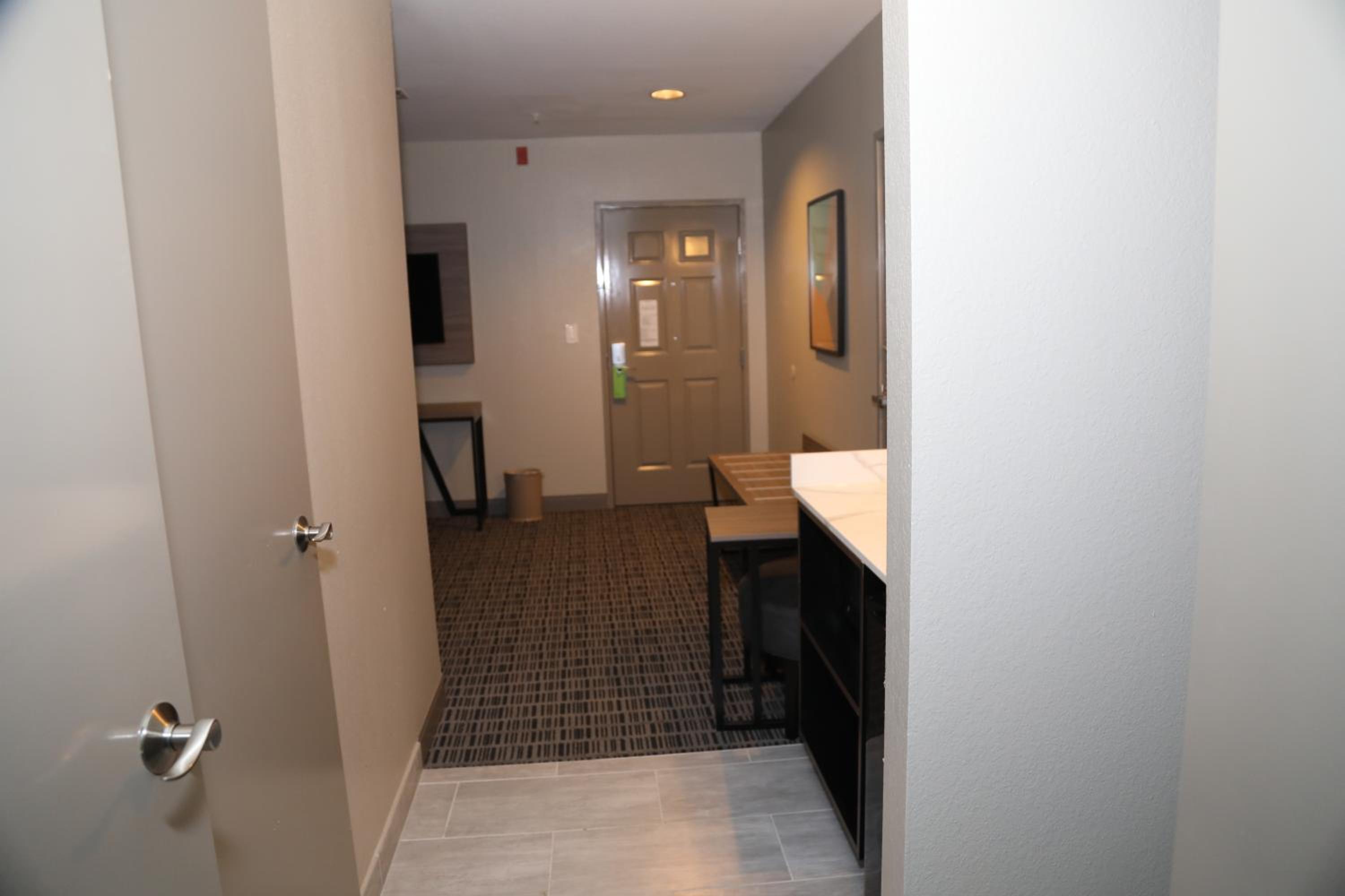 King Suite - Non-Smoking - Photo 2