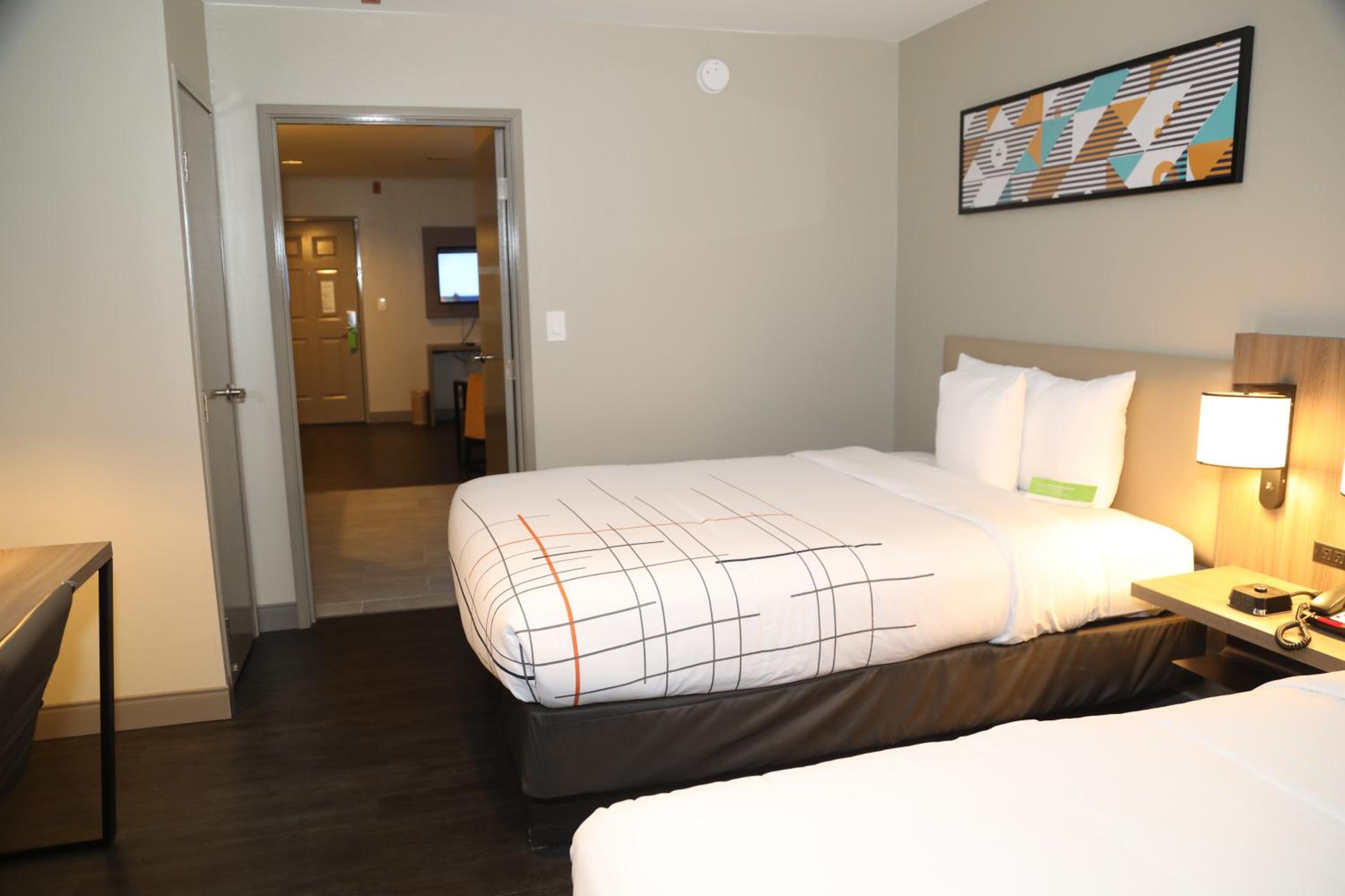 One-Bedroom Suite with Two Queen Beds - Non-Smoking - Photo 5