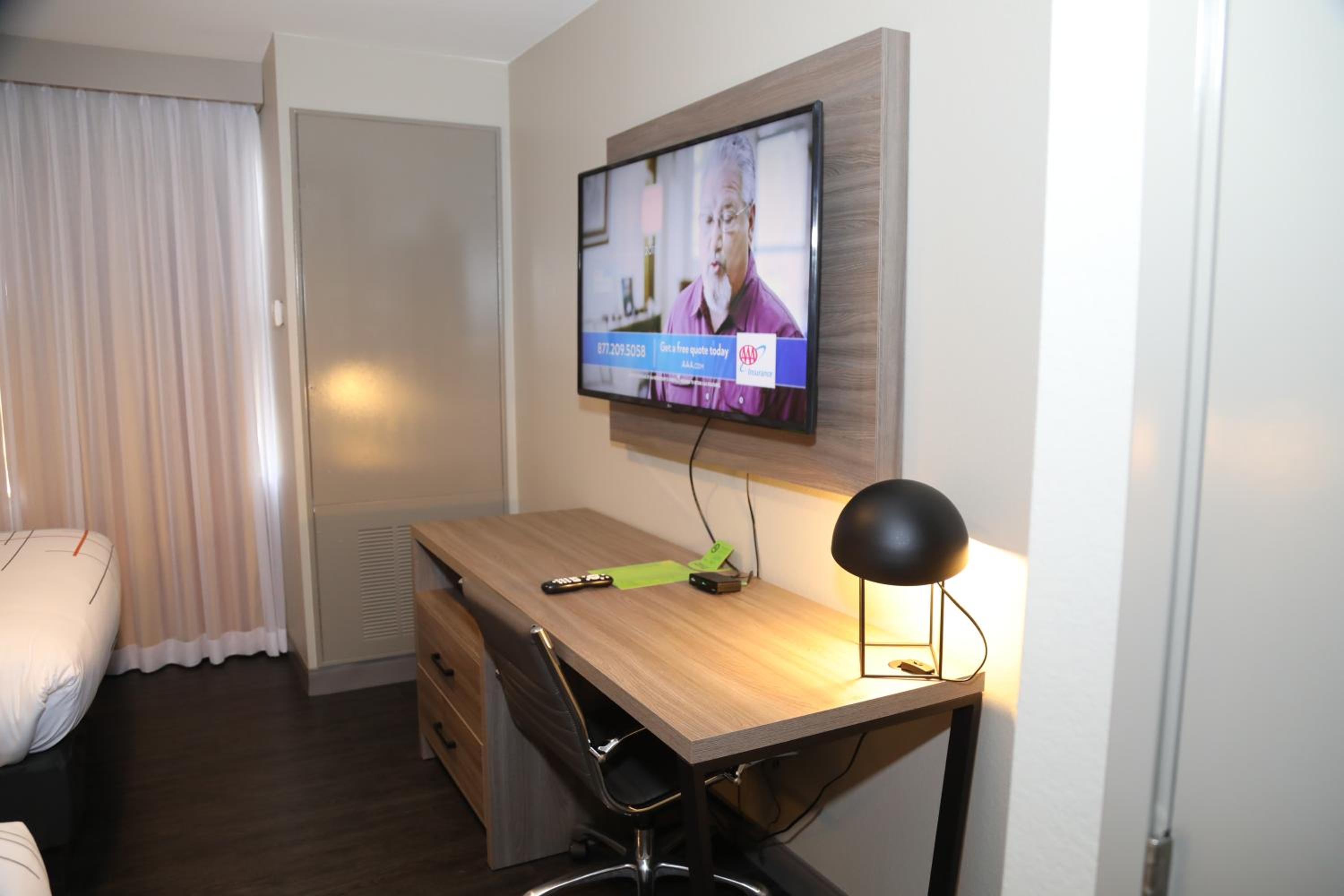 1 King Bed, Mobility Accessible One-Bedroom Suite, Non-Smoking - Photo 2