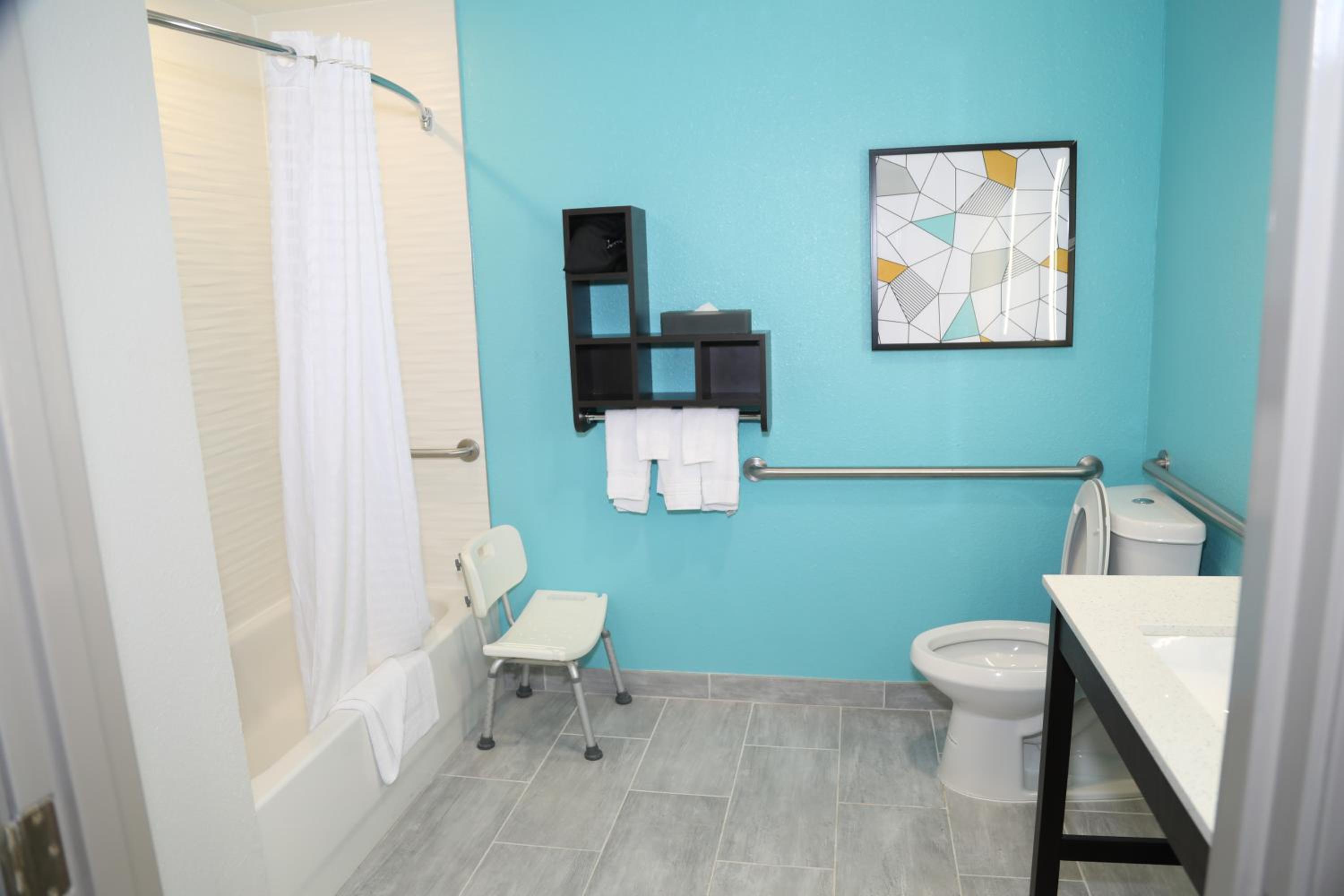 Deluxe King Room - Mobility Access/Non-Smoking - Photo 5