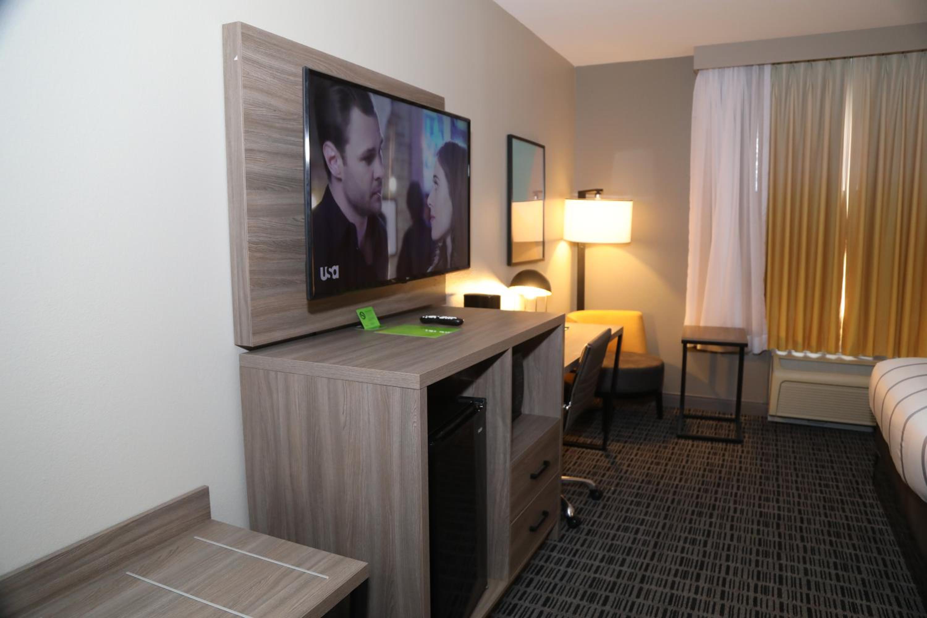 Deluxe King Room - Mobility Access/Non-Smoking - Photo 4