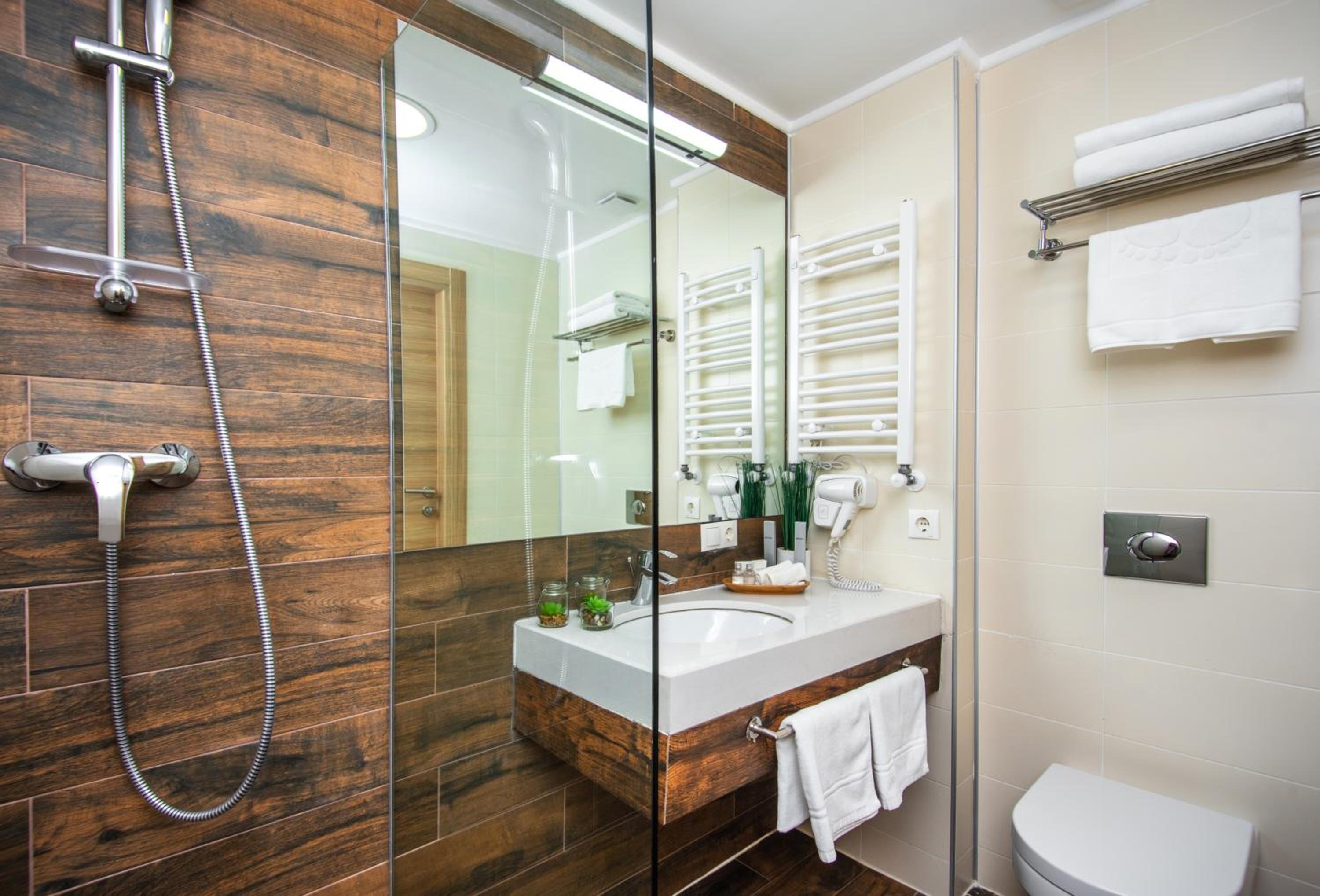 One-Bedroom Suite - Photo 3
