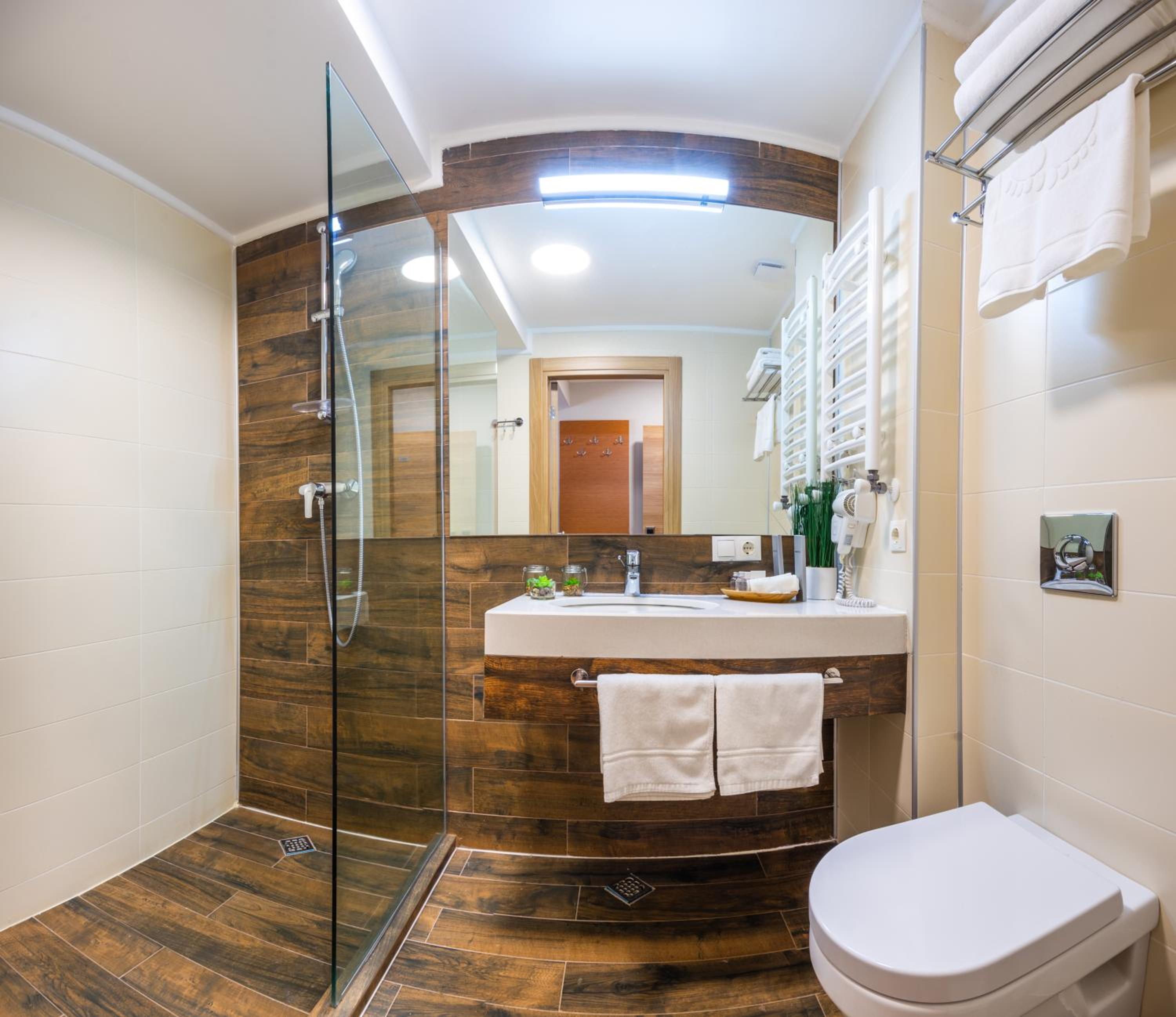 One-Bedroom Suite - Photo 2
