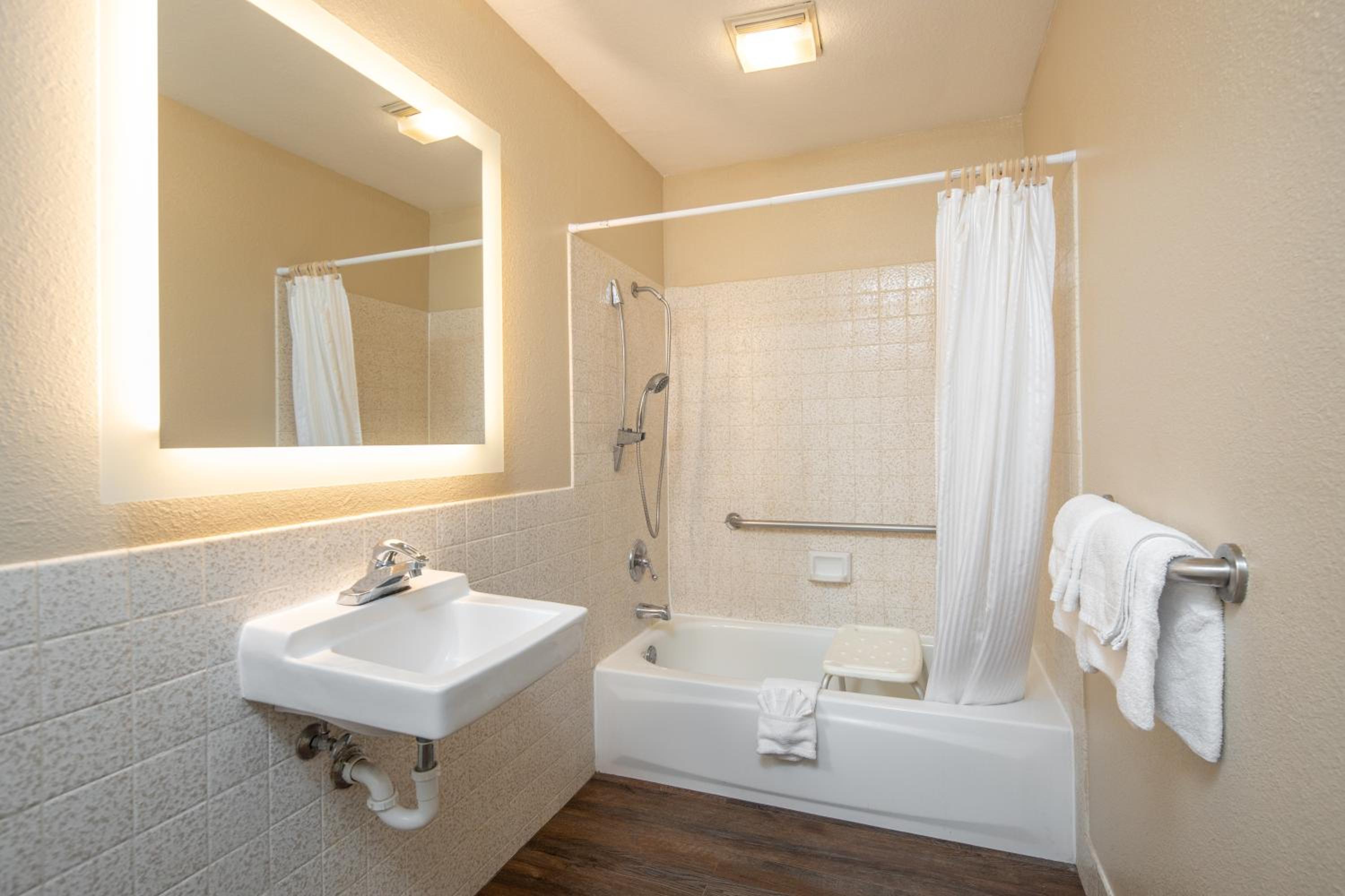 Queen Room - Mobility Accessible/Non-Smoking photo 2