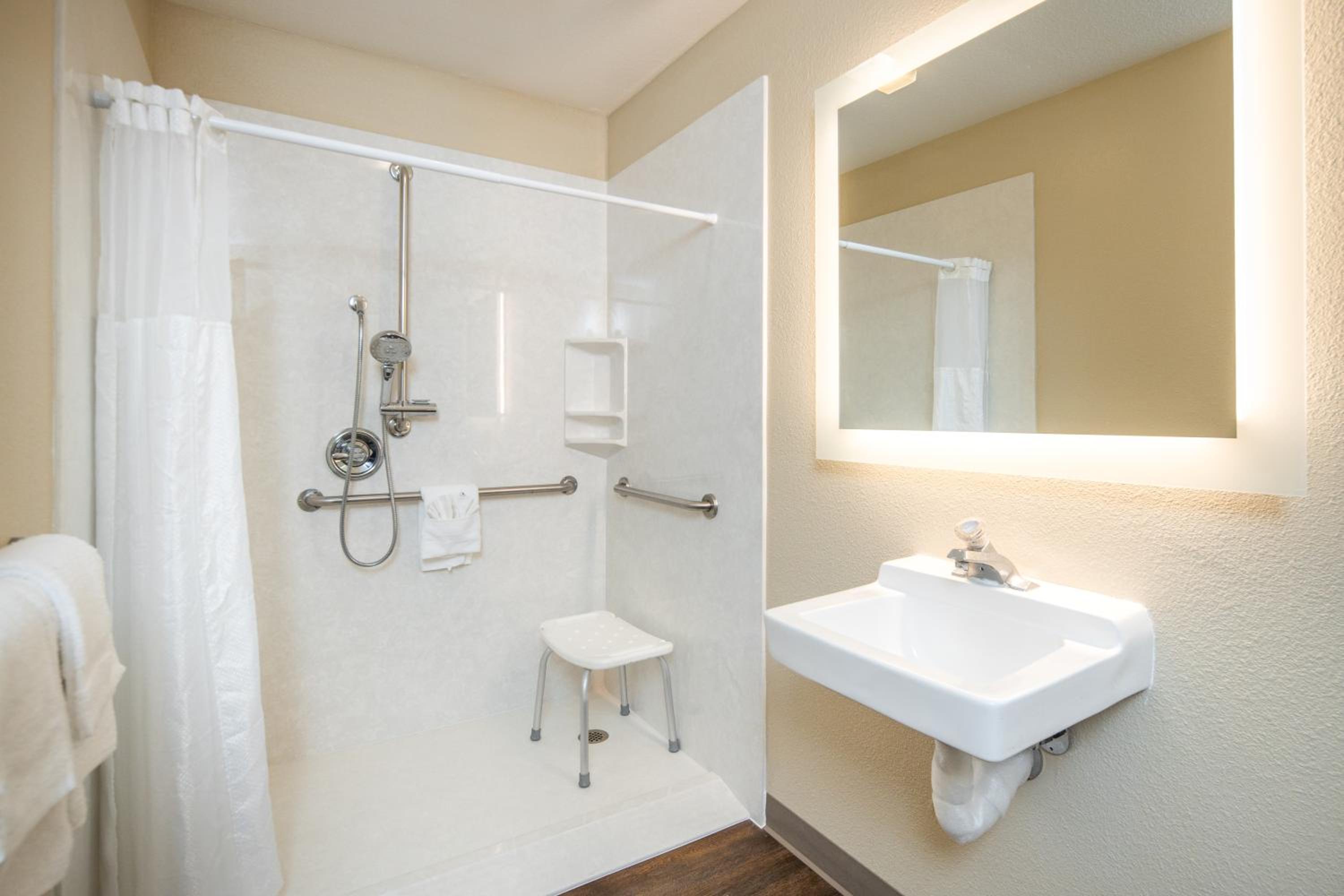 Queen Room with Roll-in Shower - Disability Access - Non-smoking