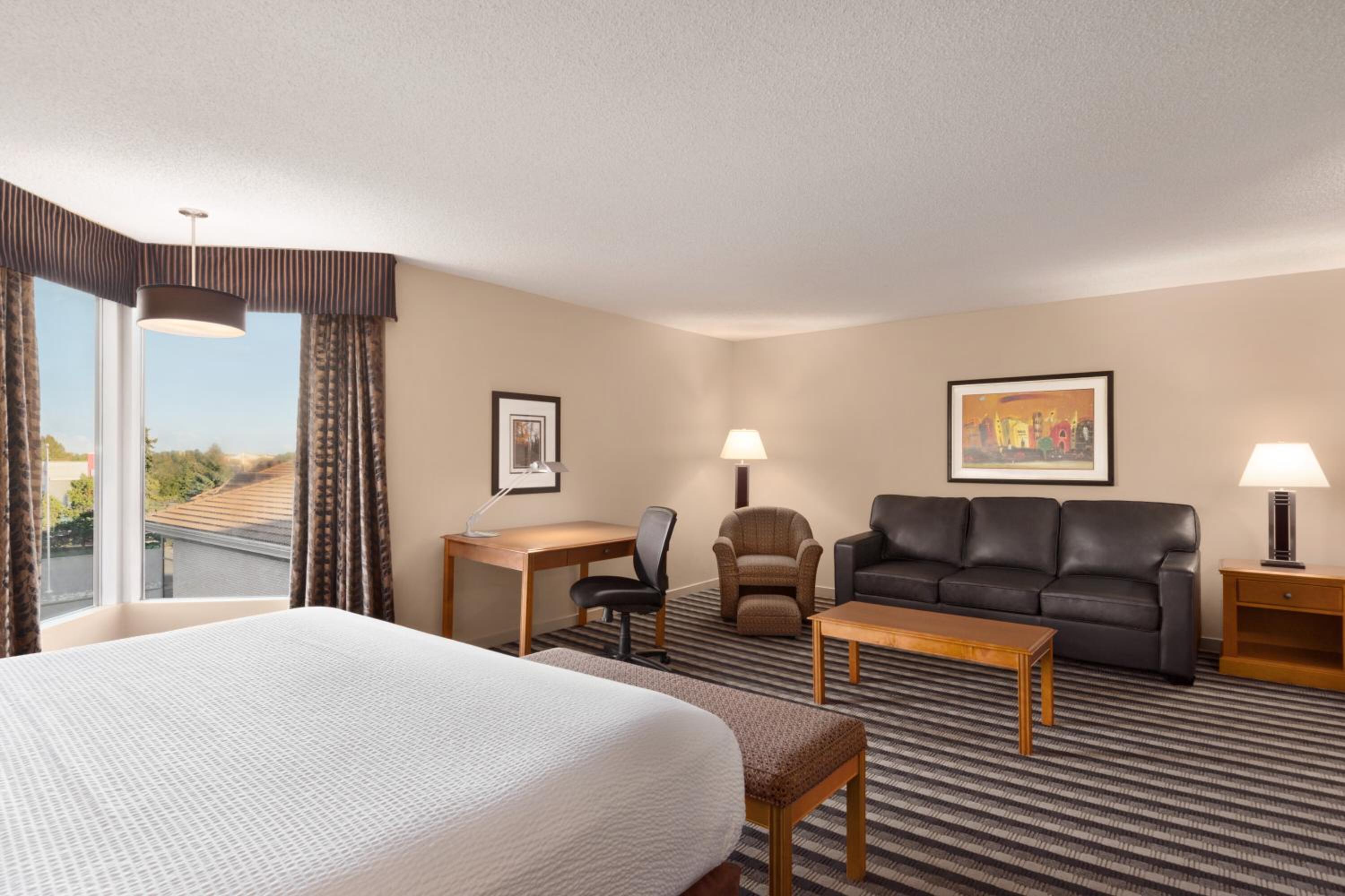 Deluxe King Room - Mobility Access/Non-Smoking - Photo 2